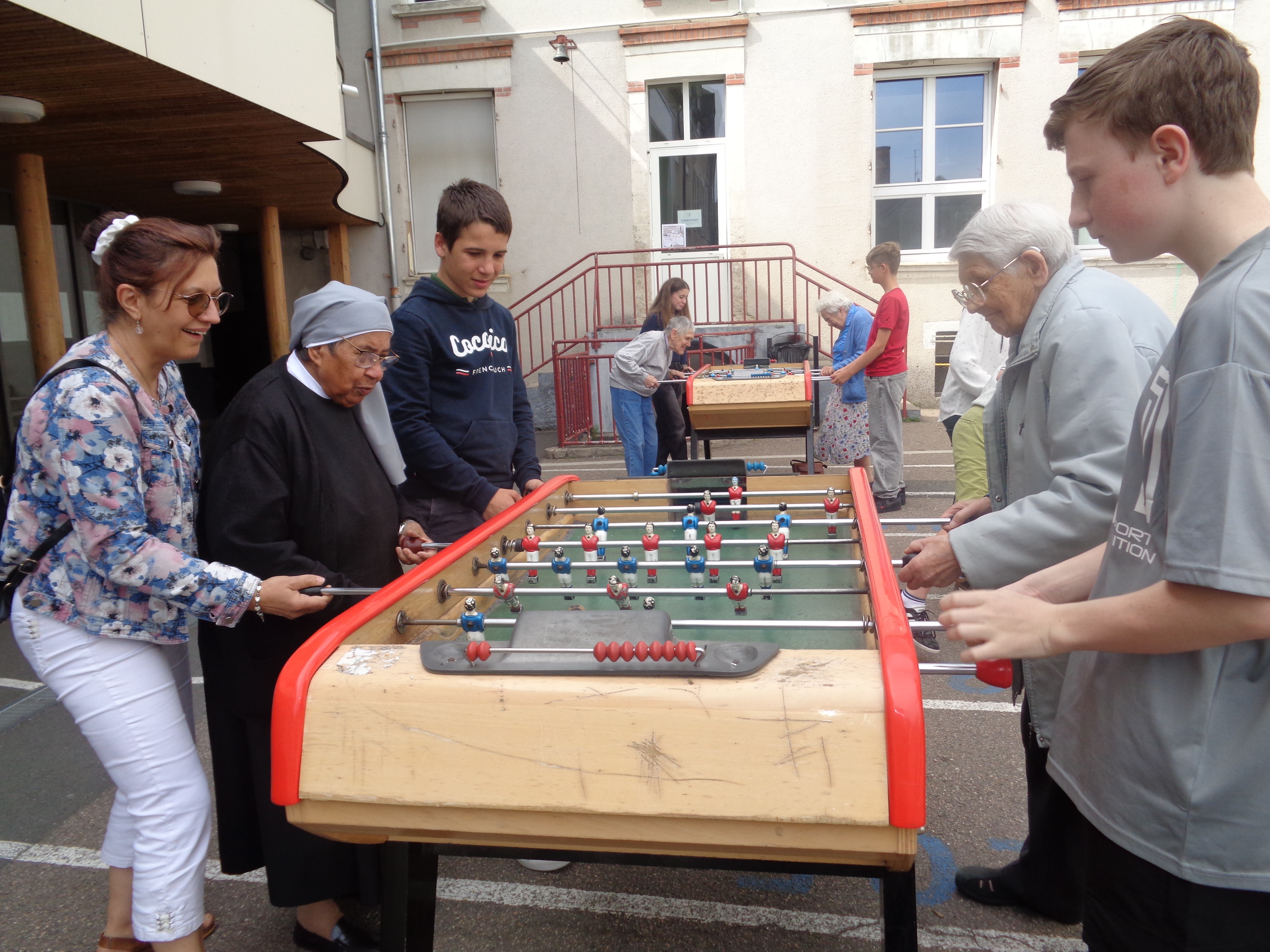 Personnes âgées et jeunes qui jouent au babyfoot