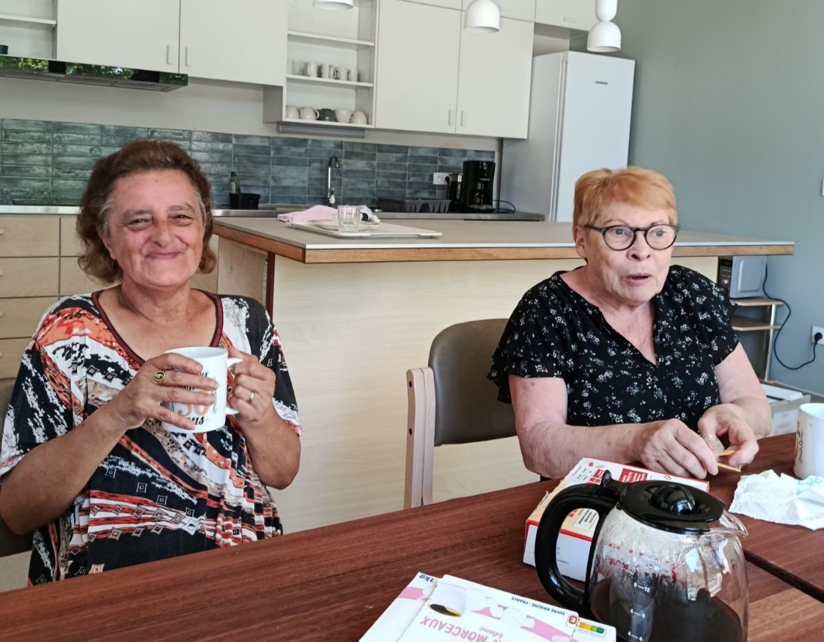 Personnes âgées qui boivent un café