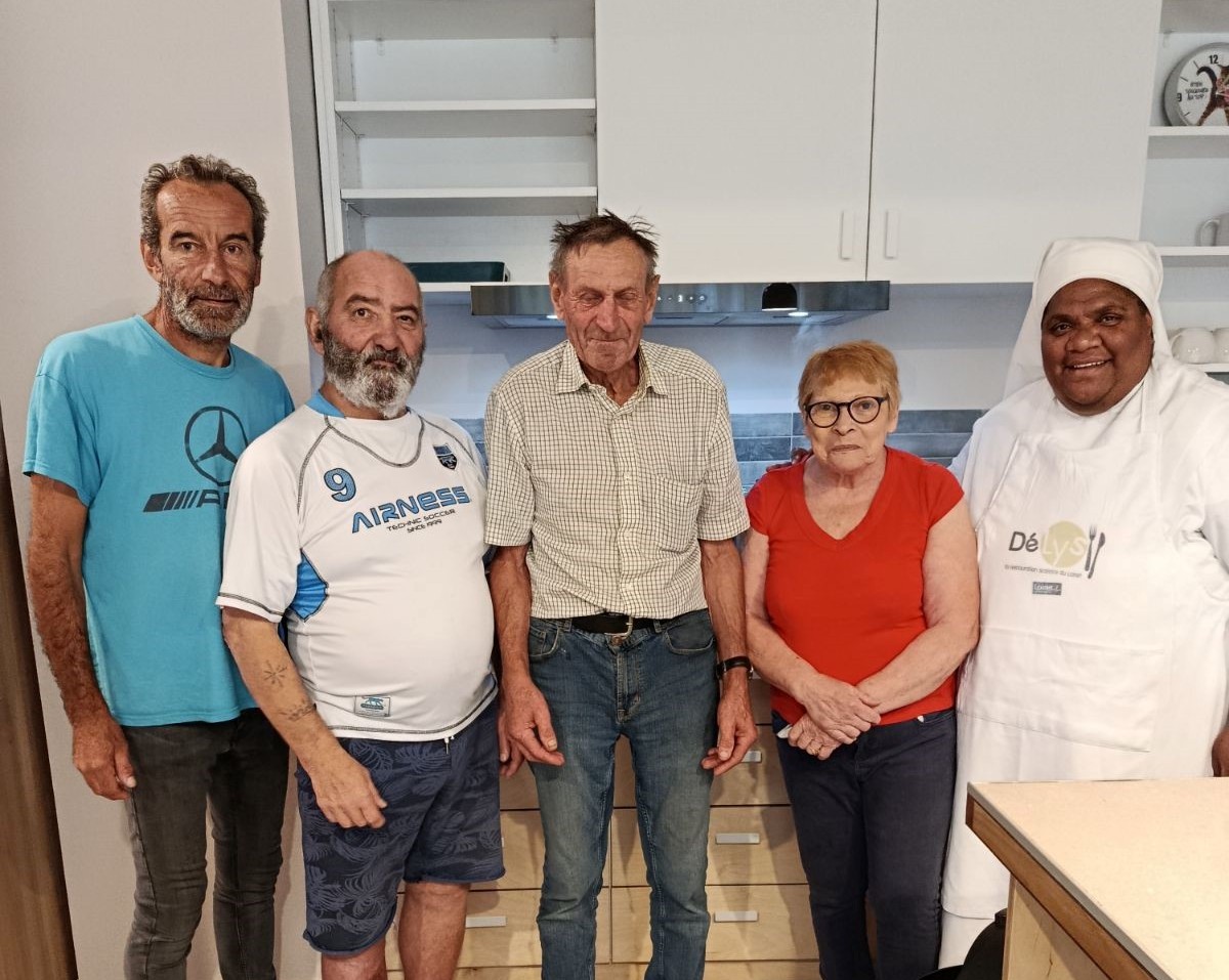 Personnes âgées et petite soeurs des pauvres dans une cuisine