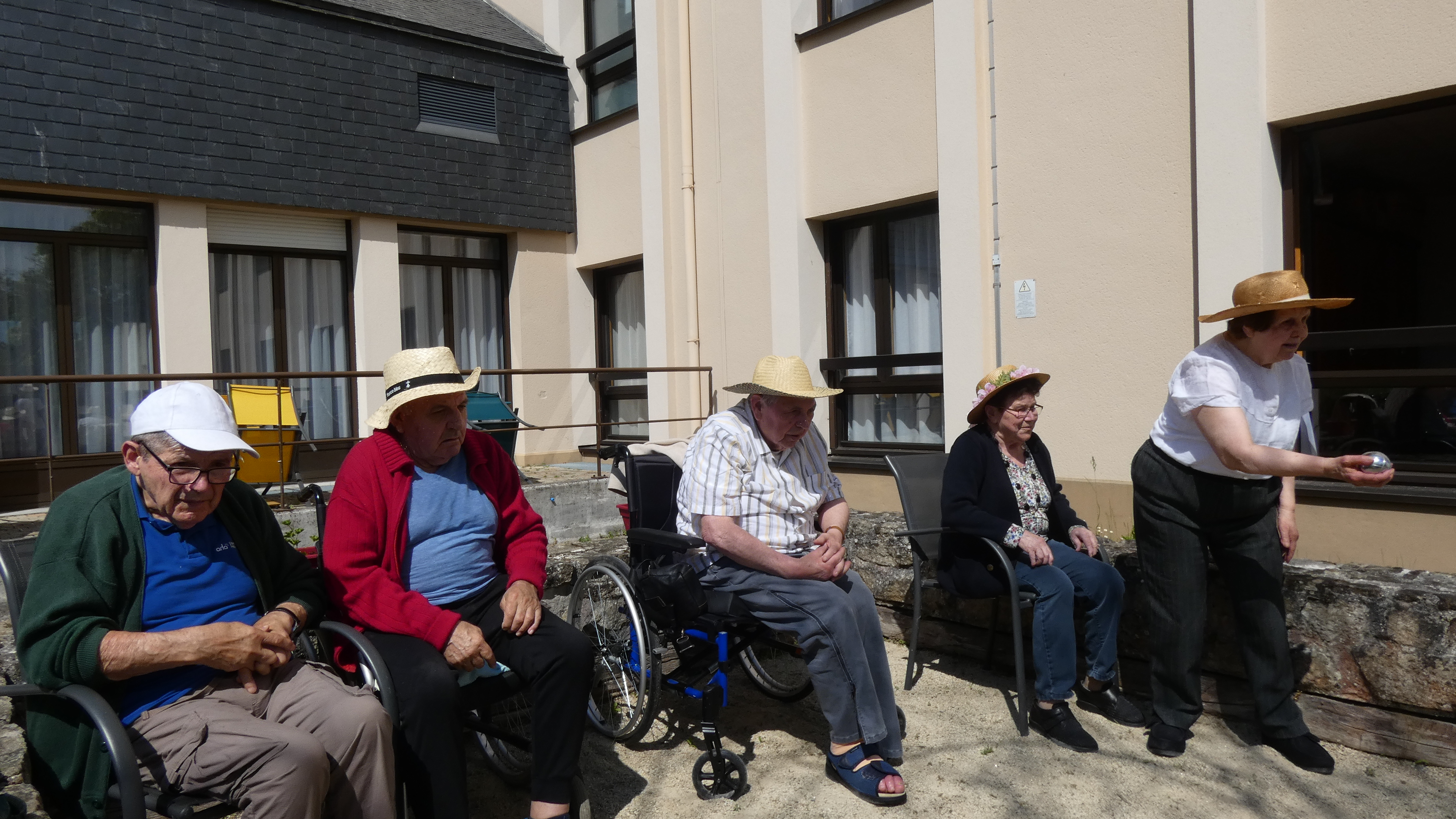 Personnes âgées qui jouent à la Pétanque