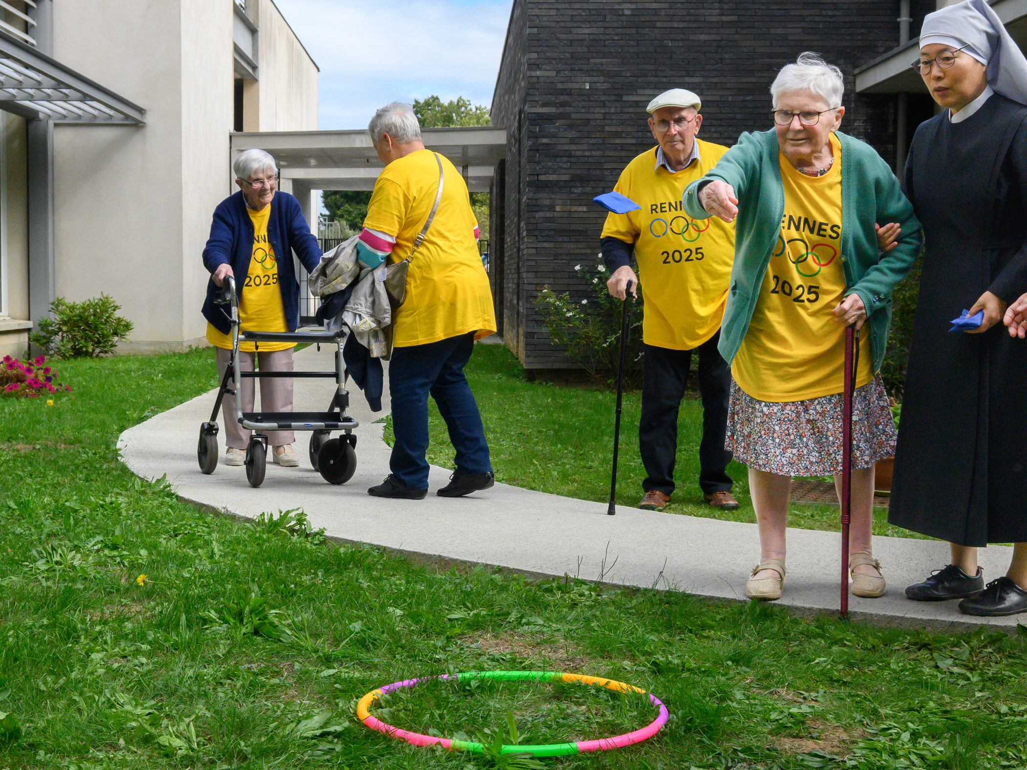 Personnes âgées qui lancent des sachets de riz dans un cerceau