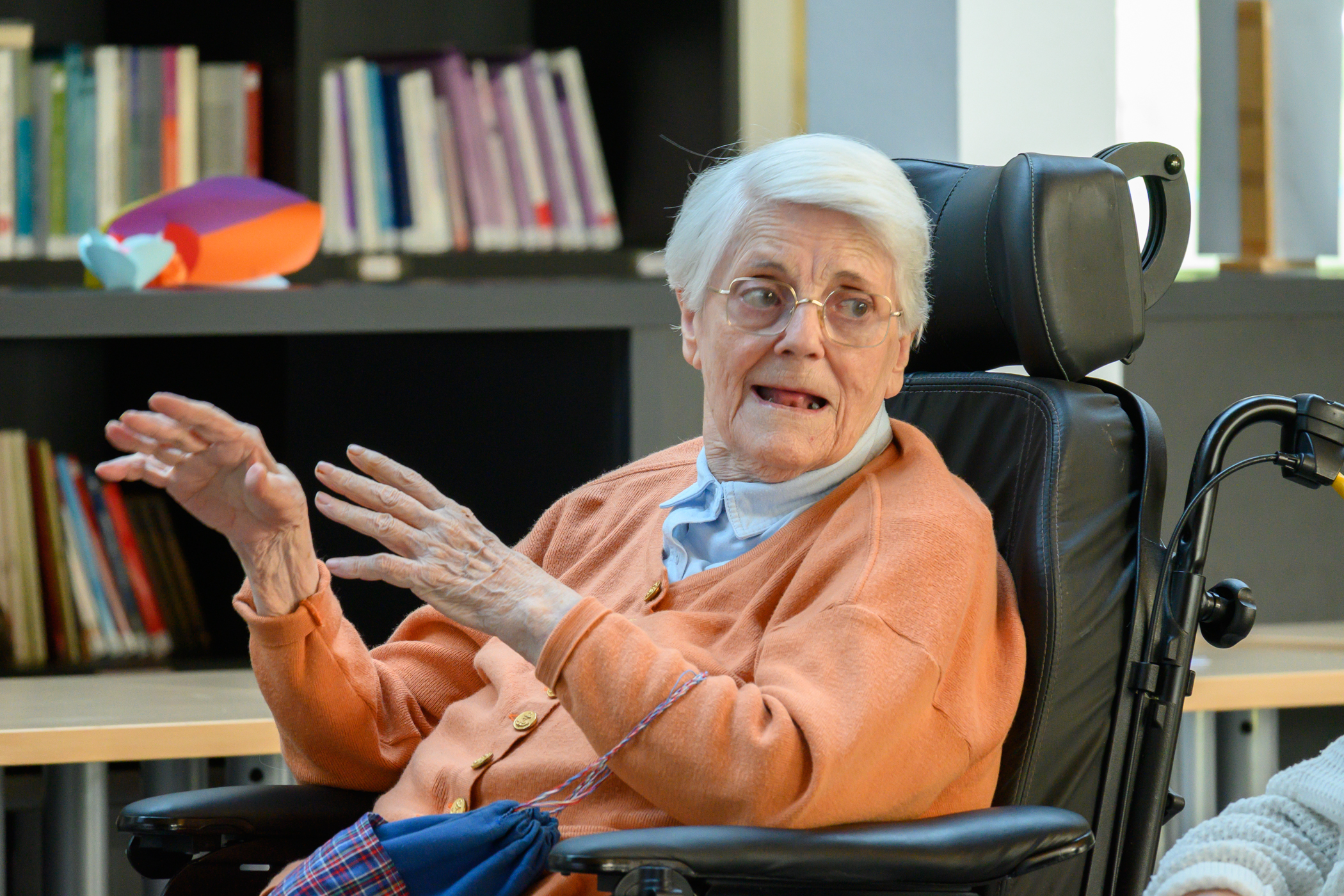 Personne âgée qui danse dans un fauteuil