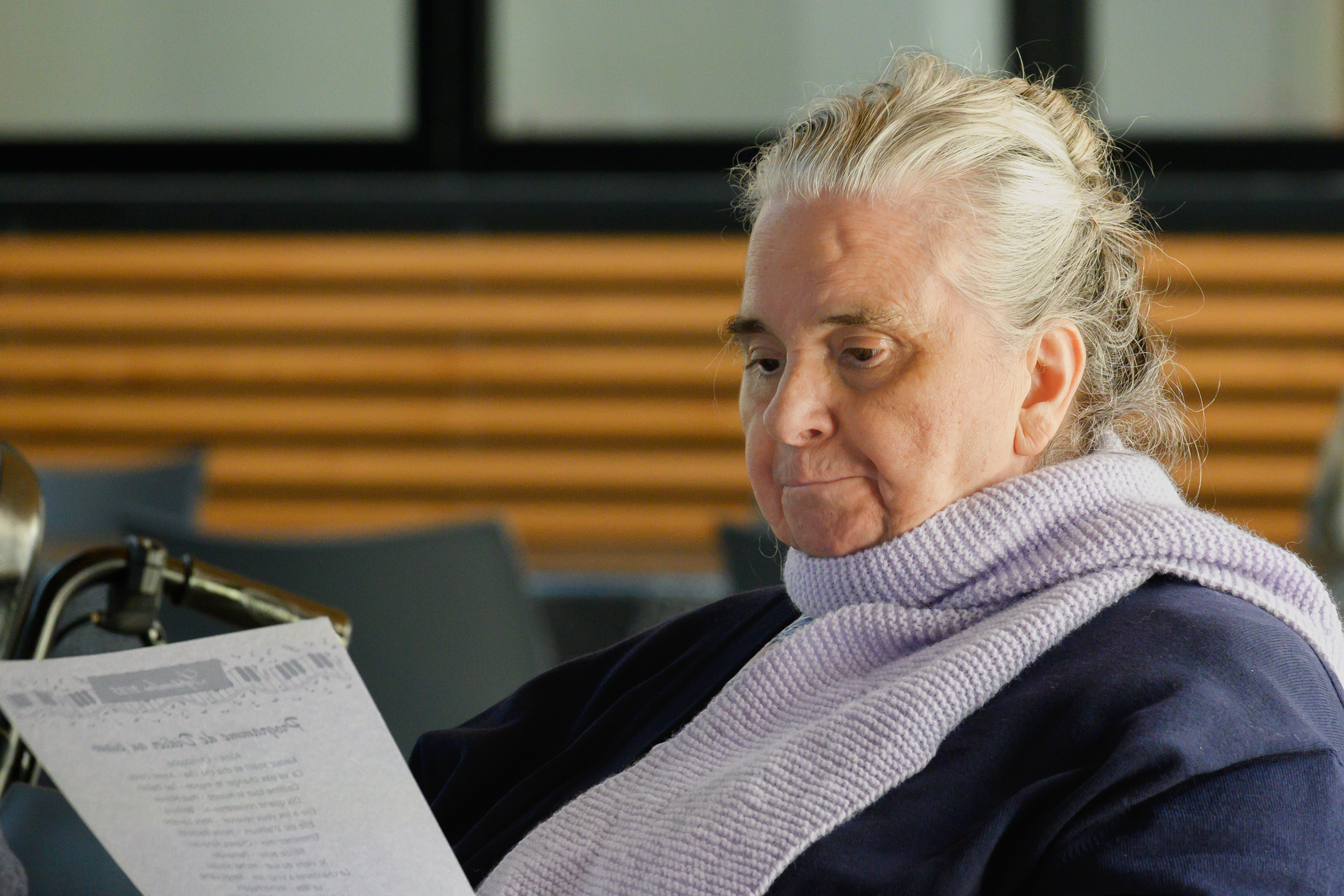 Personne âgée avec une musique dans les mains