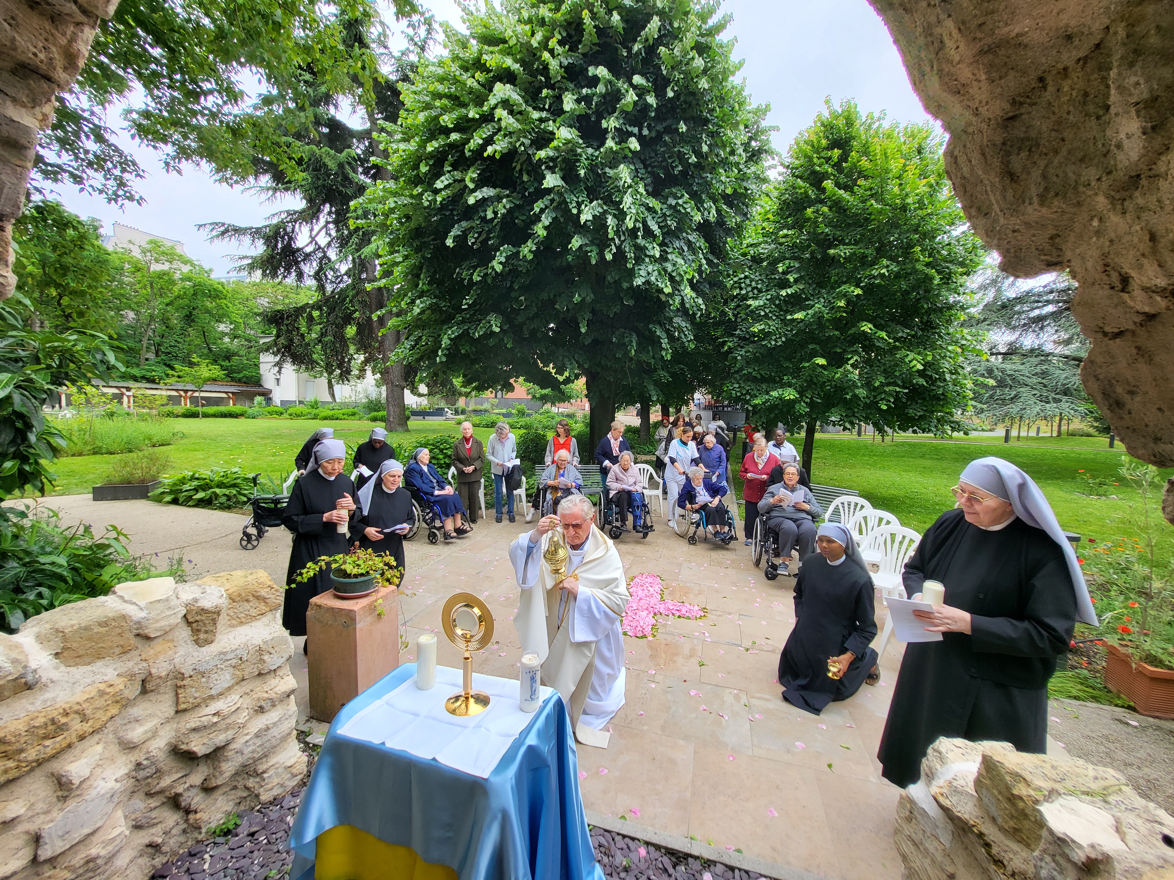 Petite soeur et personne âgée en adoration dans un jardin