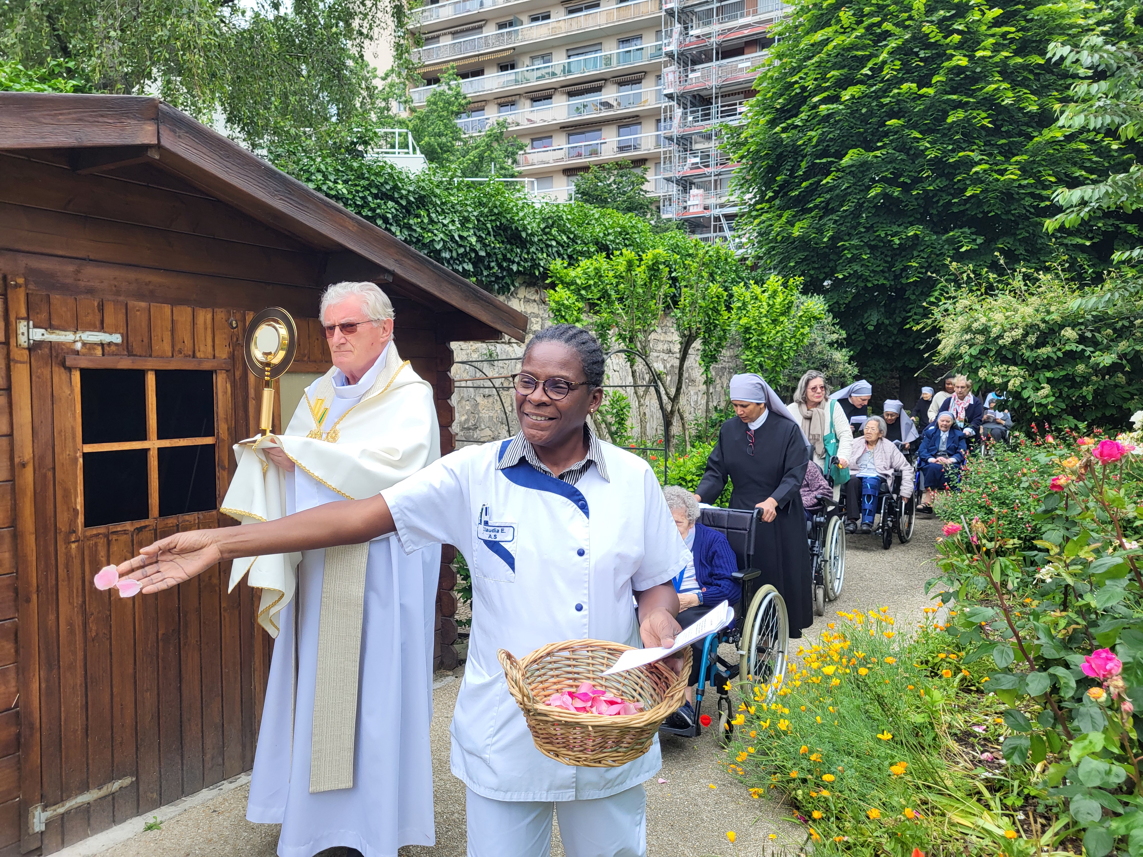 Petite soeur et personne âgée dans un jardin