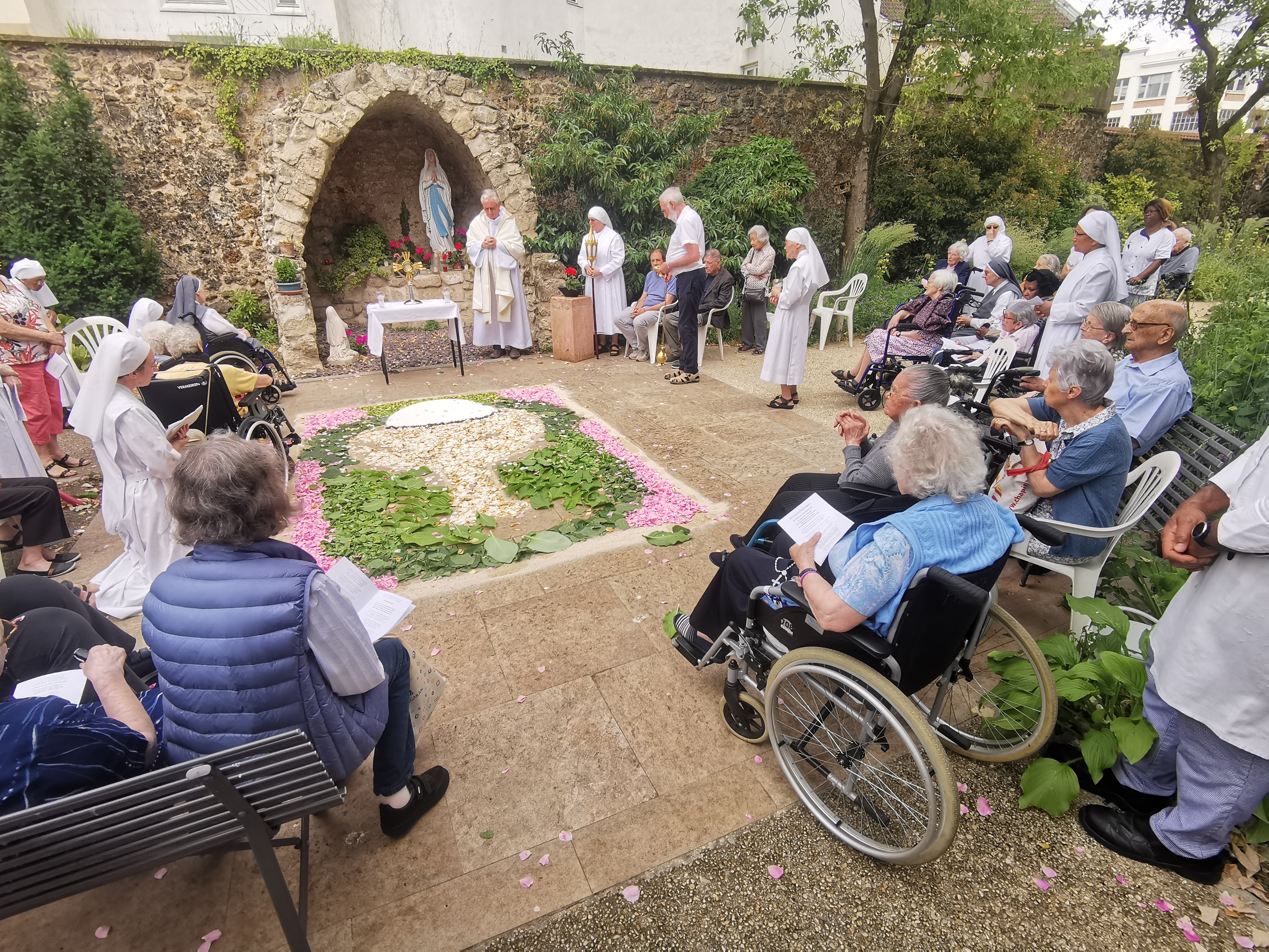 Personnes âgées dans un jardin