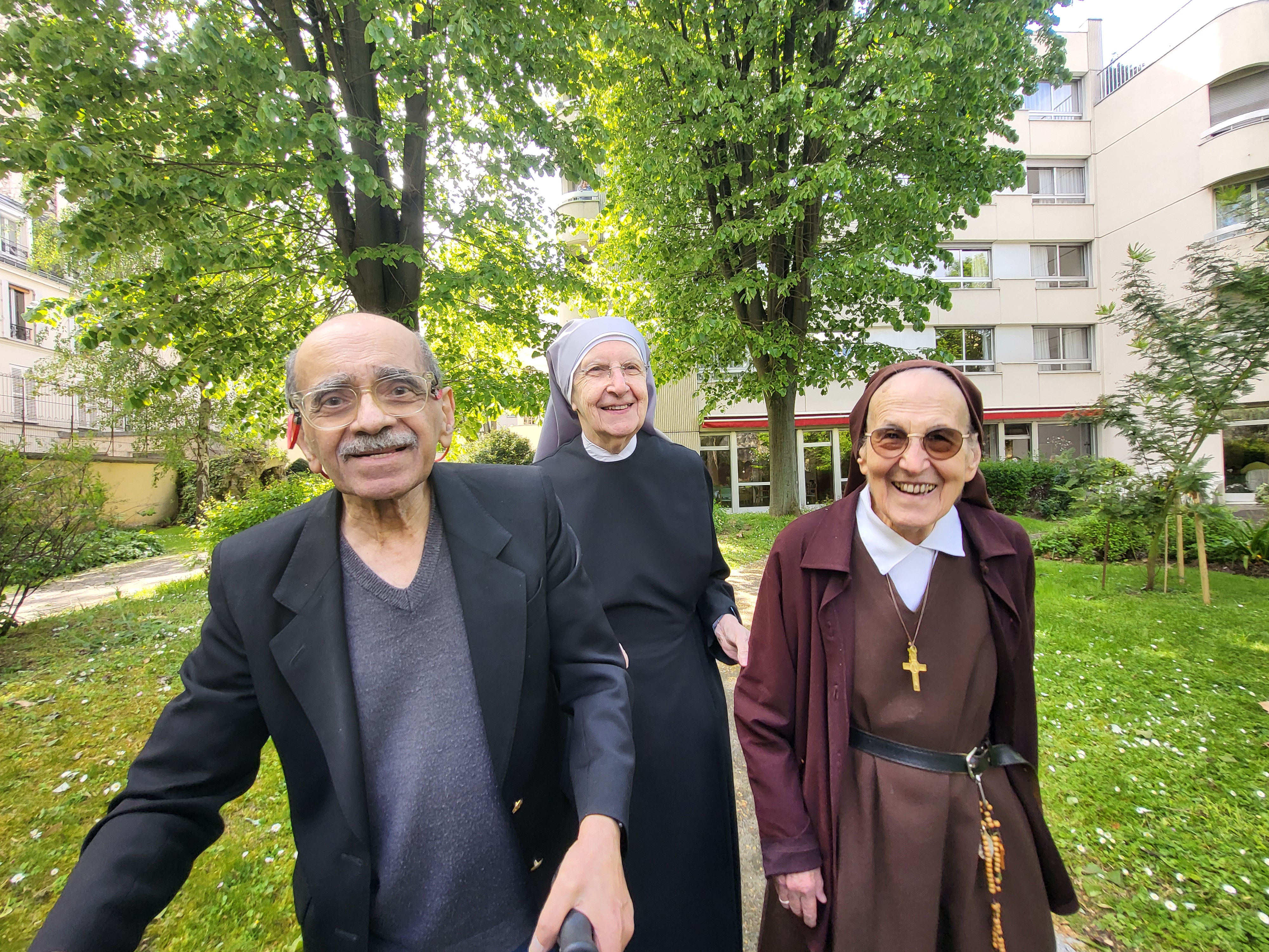 Personnes âgées et petit soeur qui se promènent