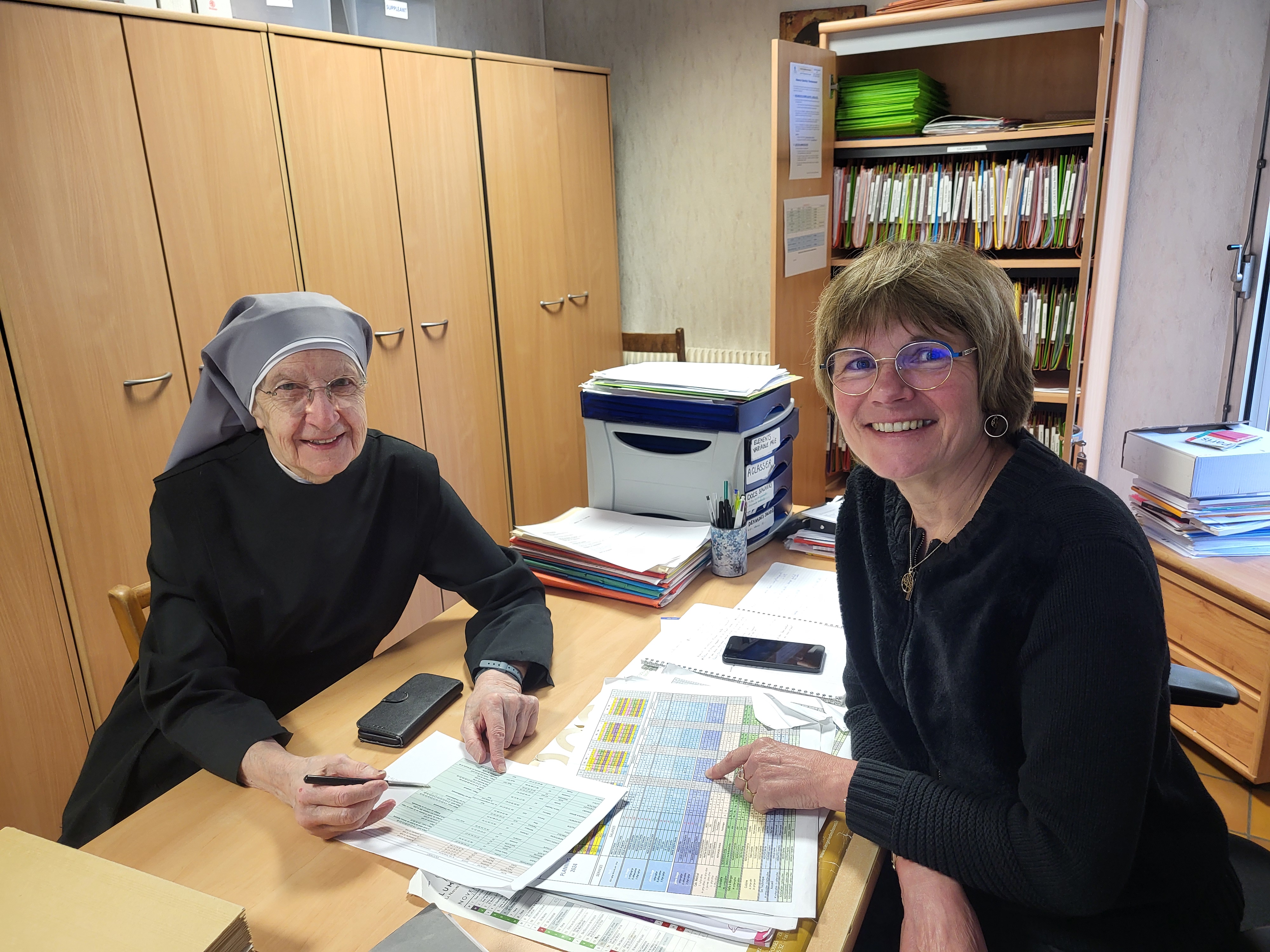 petite soeur et salarié qui font de l'administatif