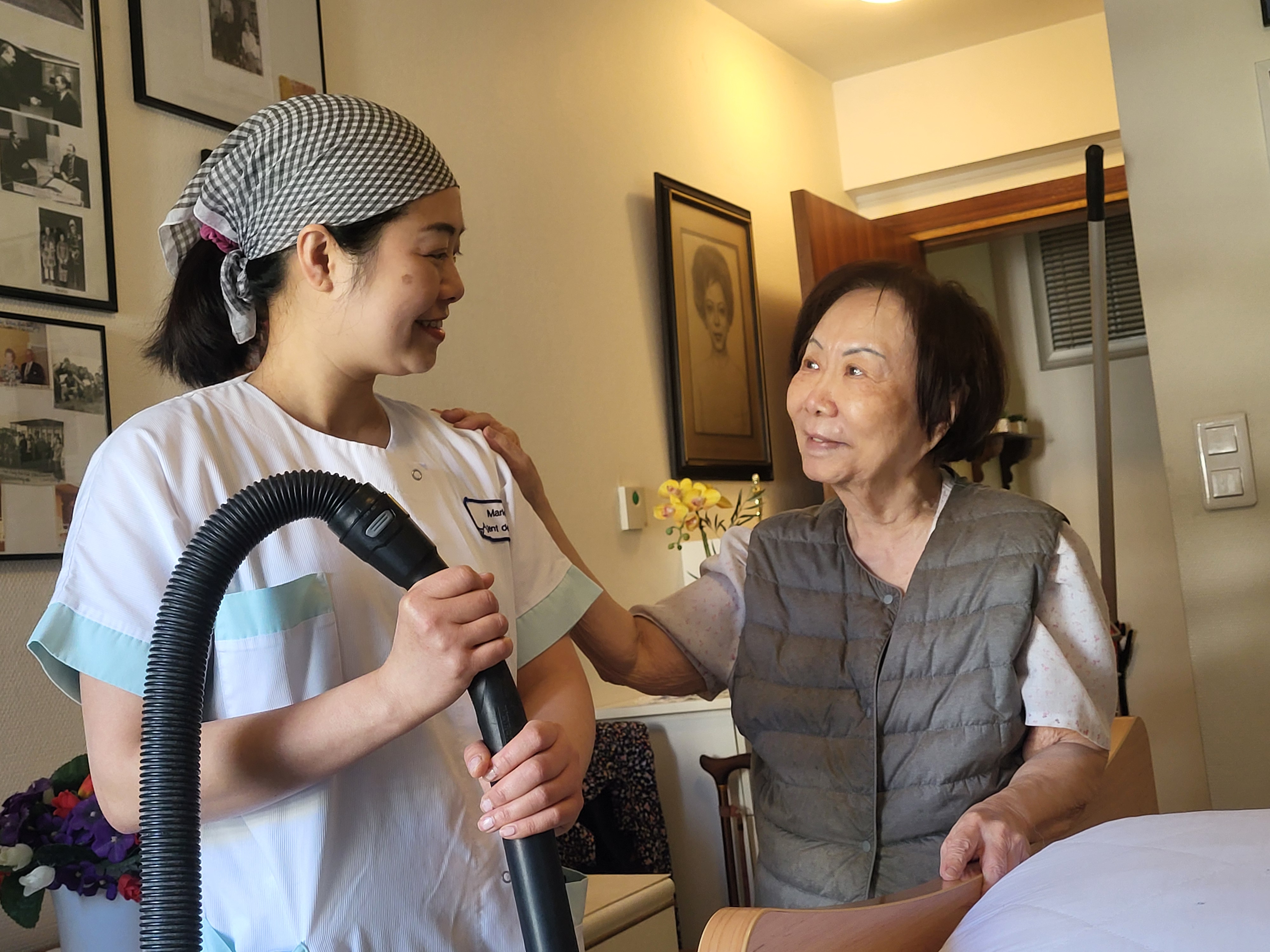 Salarié de ménage et personne âgée