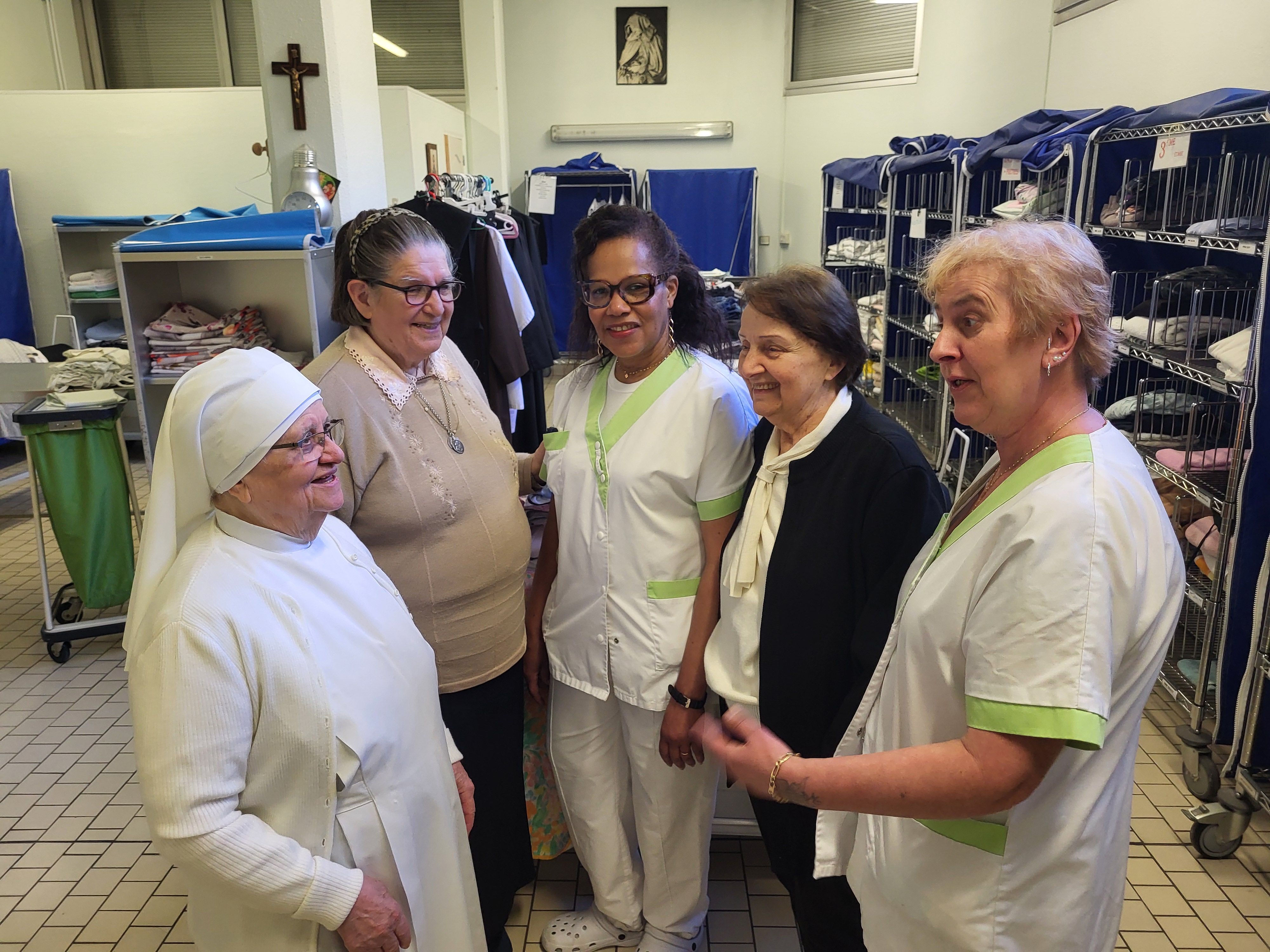 Petite soeur et salariés dans une buanderie