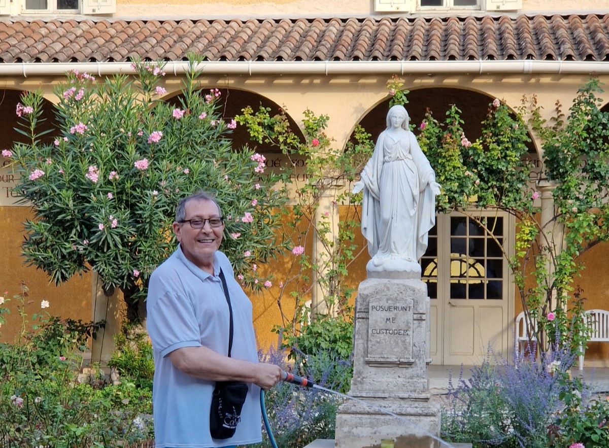 Personne âgée devant une statue de sainte Jeanne Jugan