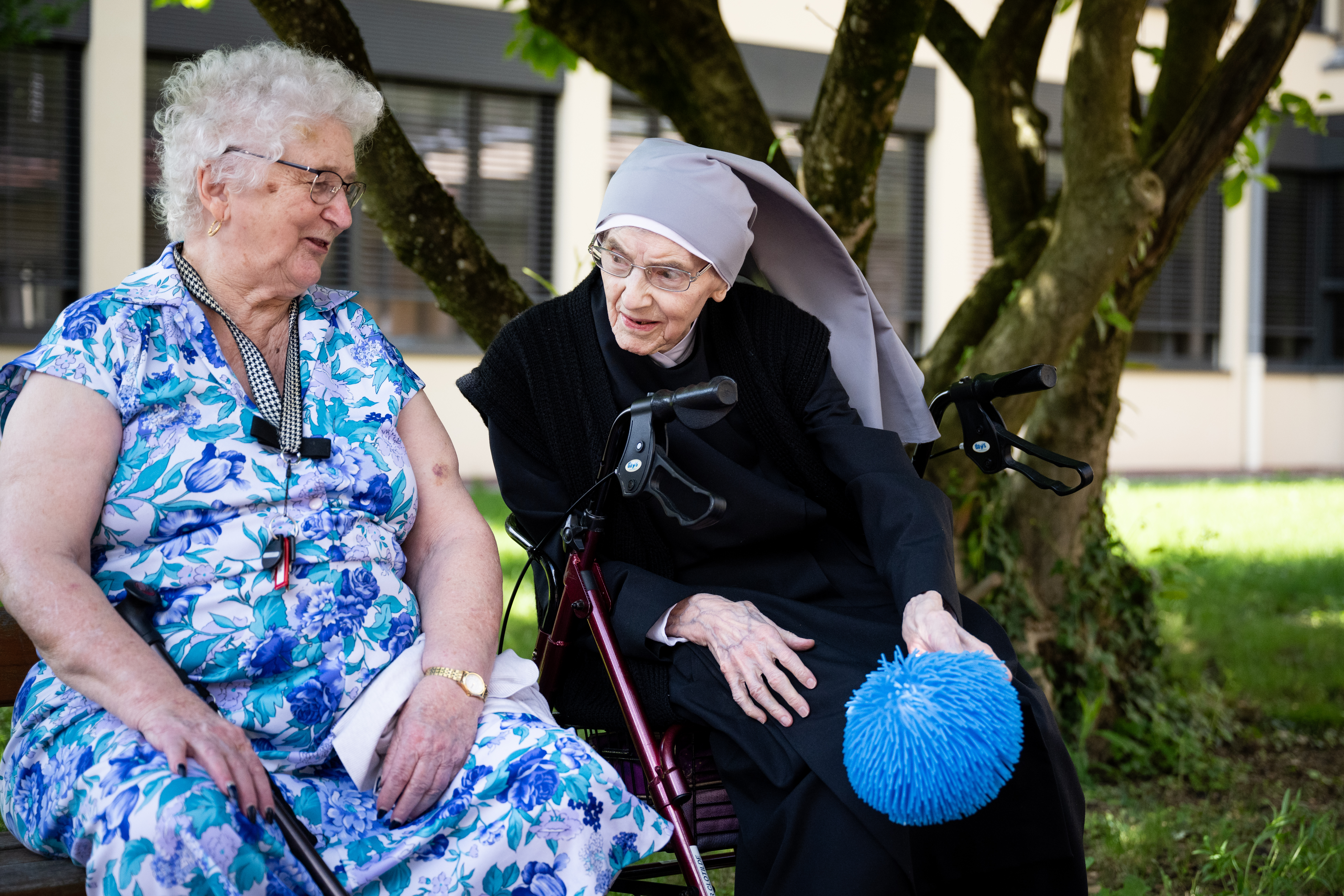 Petite sœur avec une résidente