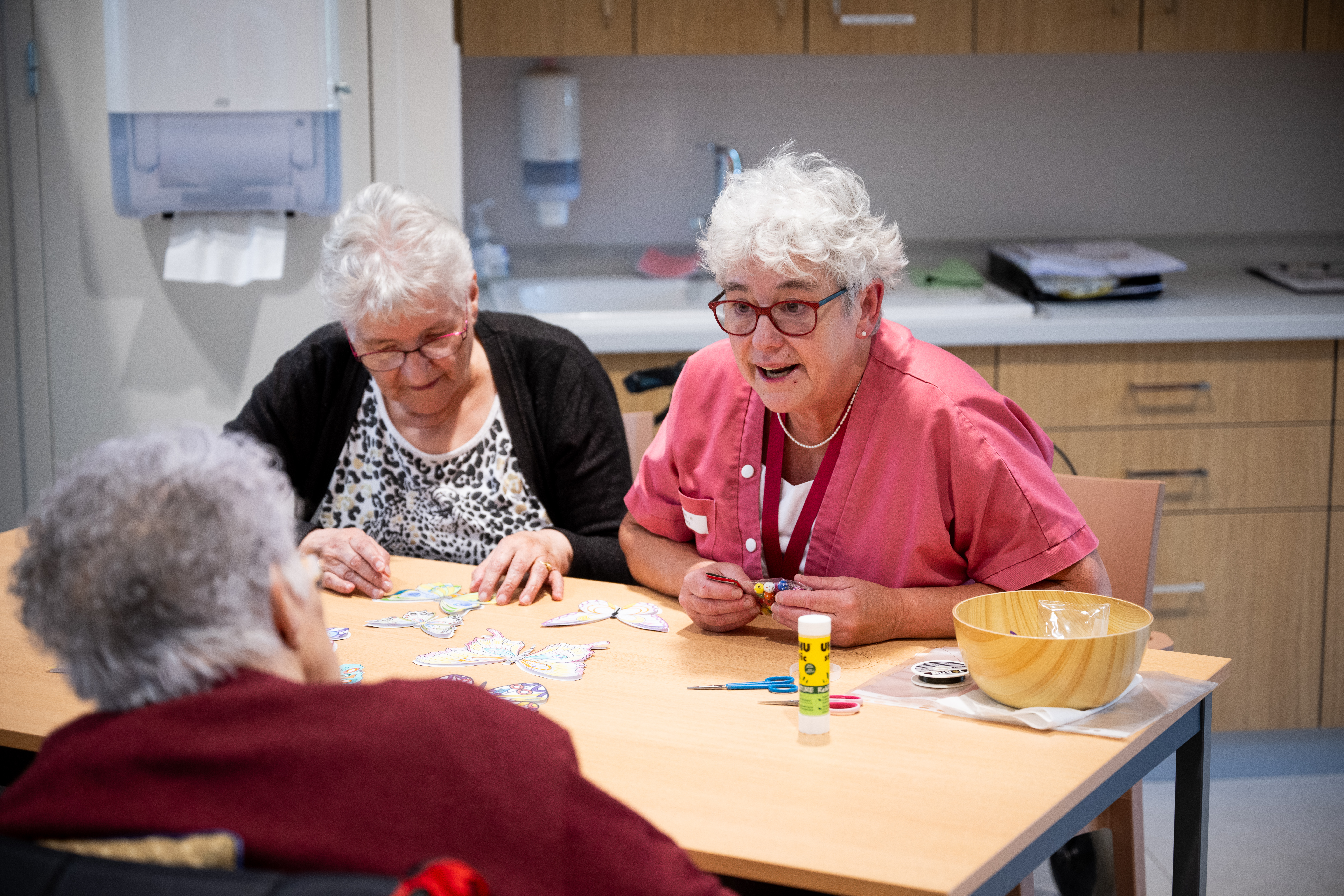 Résidente qui font un atelier créatif