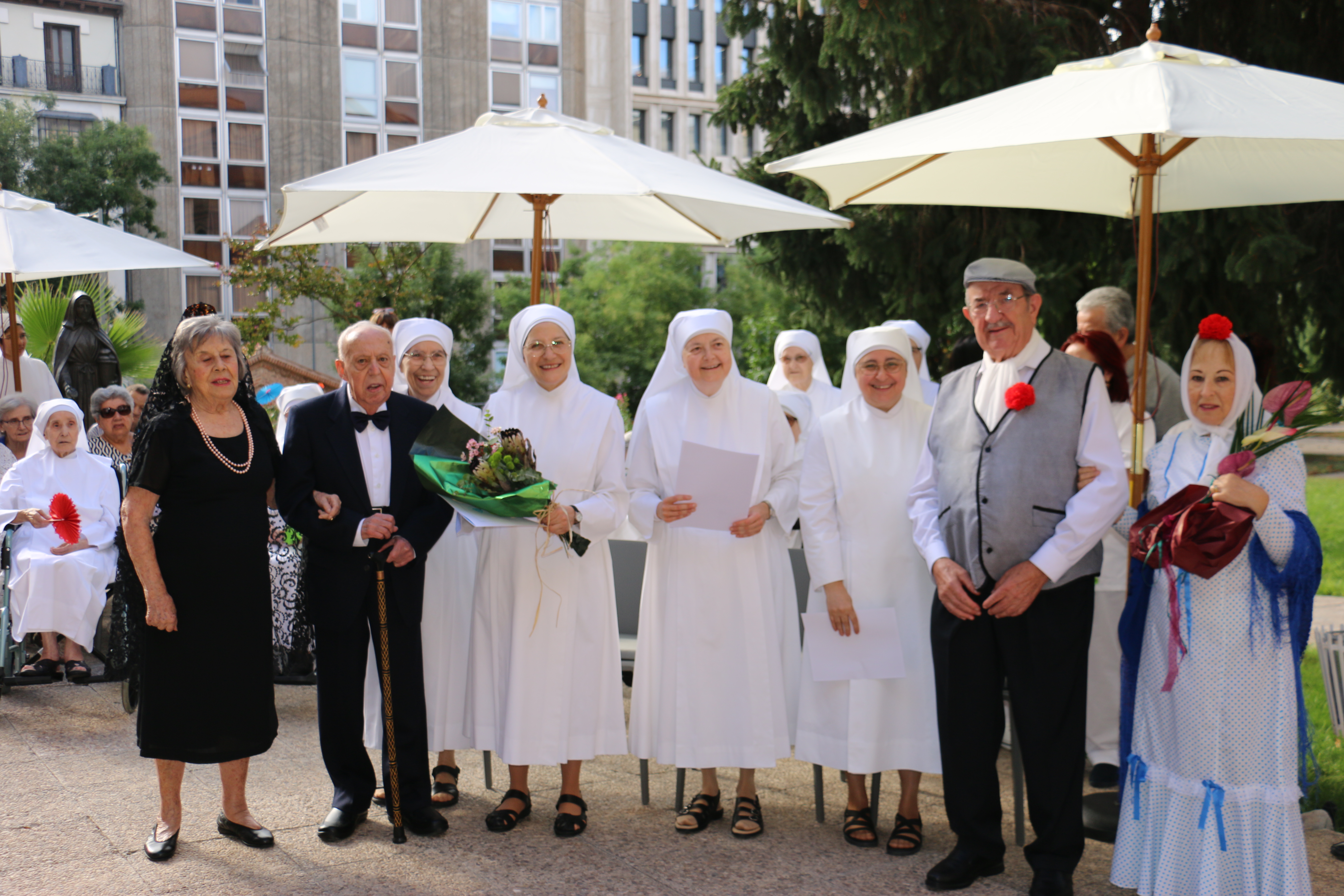 Personnes âgées en costumes espagnol avec des Petites Soeurs