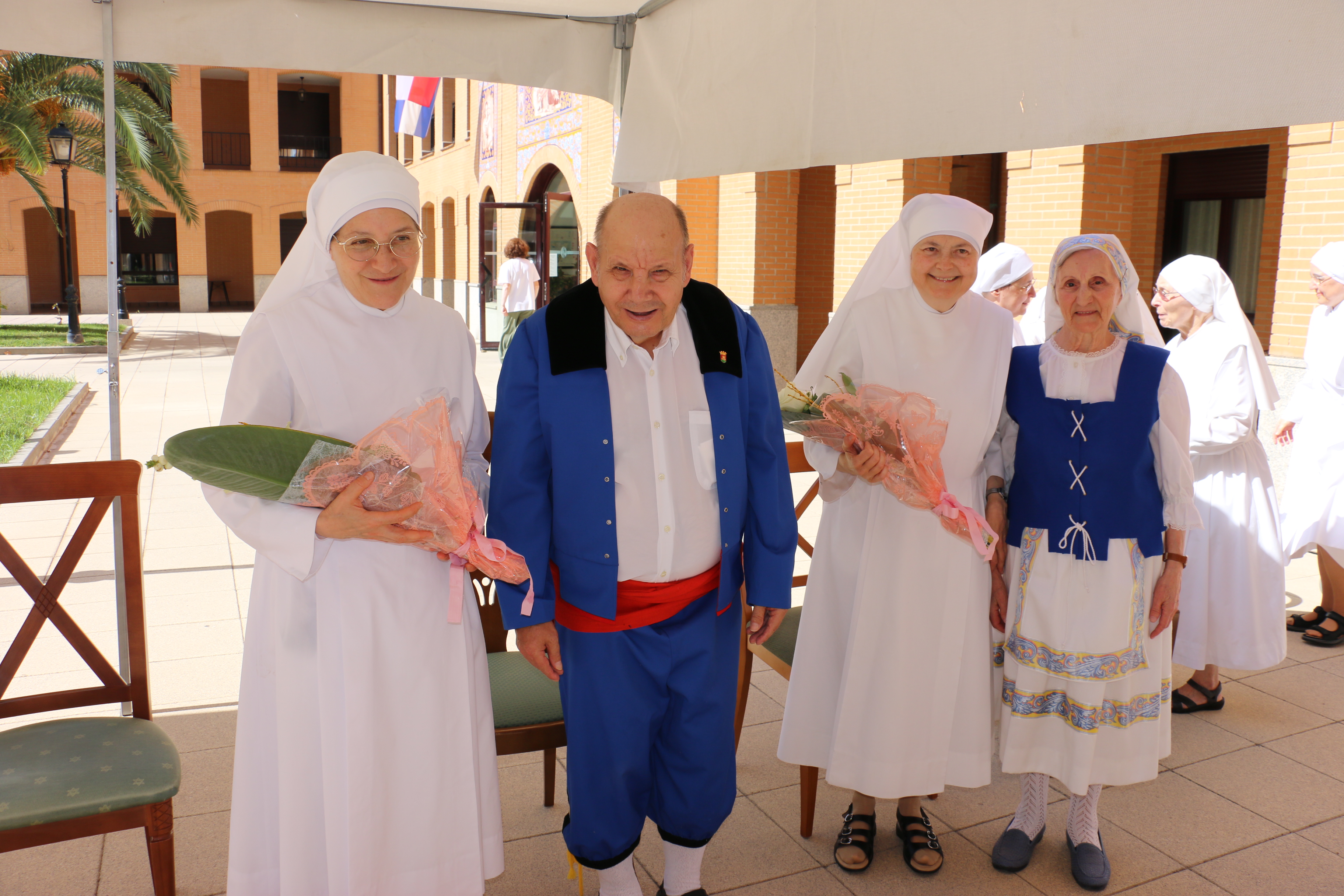 Personnes âgées en costumes espagnol avec des Petites Soeurs
