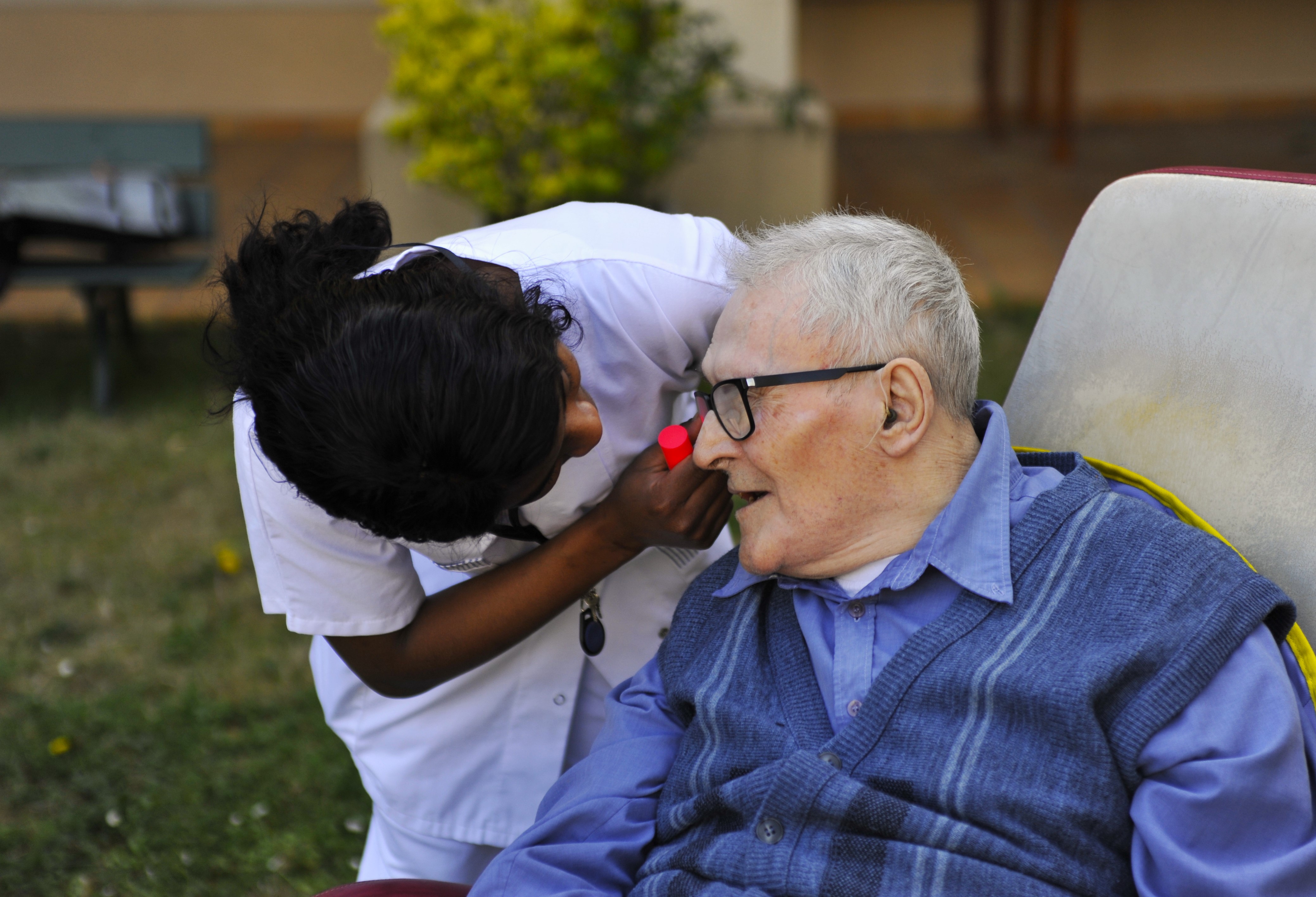personne âgée et aide soignant