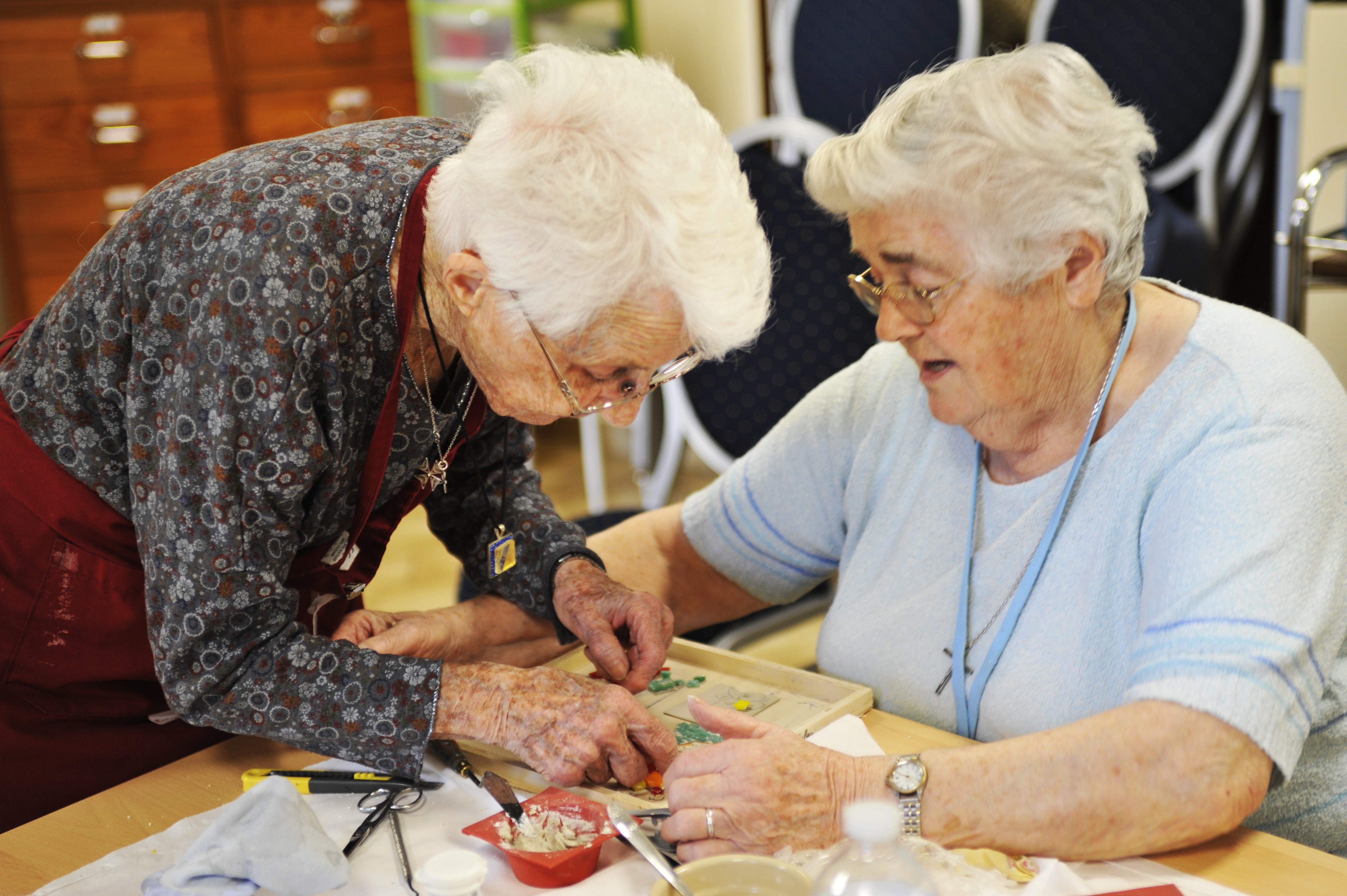 Personnes âgées qui font de la mosaïque