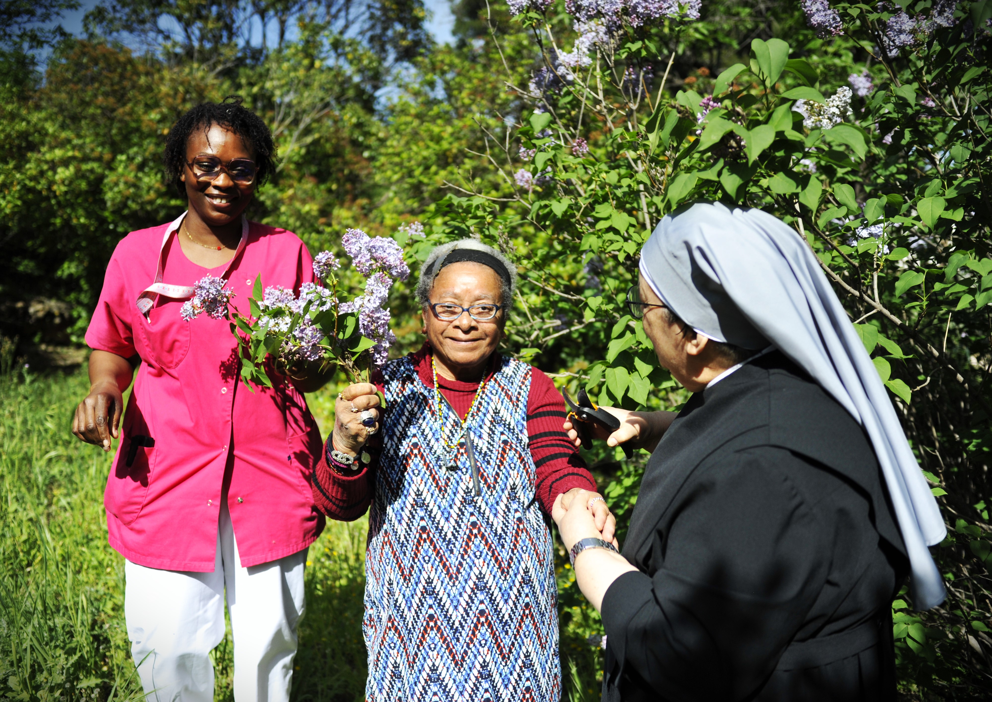 Personne âgée qui tient des fleurs