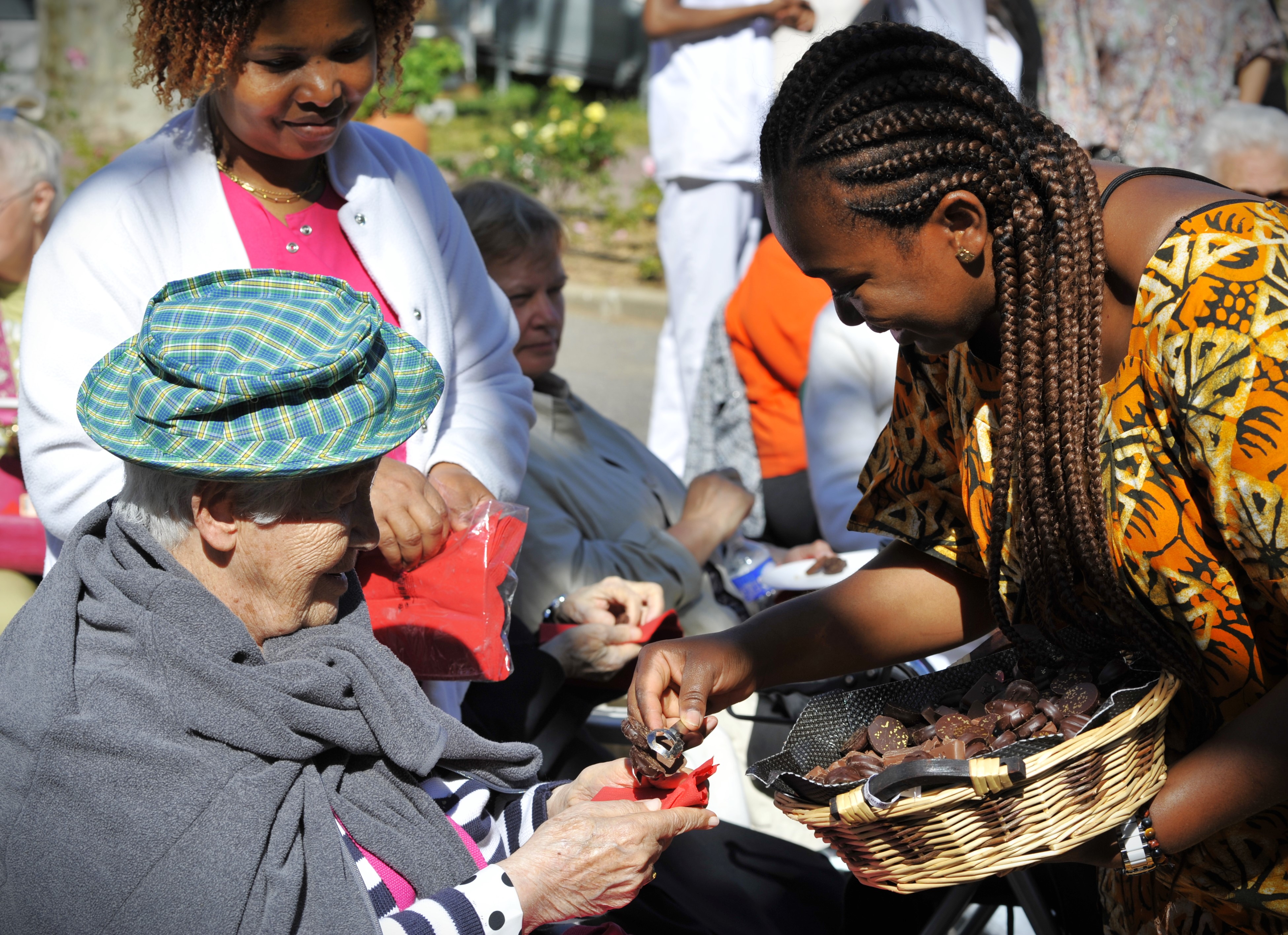 personne âgée qui goute