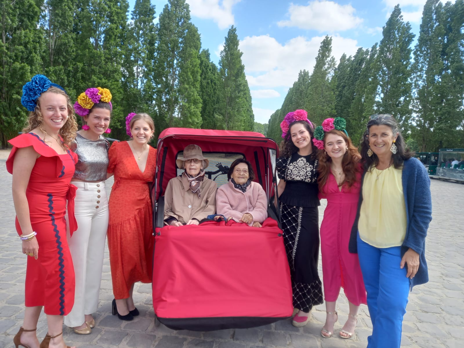 Jeunes et personnes âgées dans un triporteur electrique