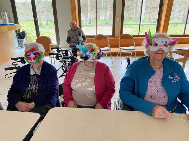 Personnes âgées avec des masques de venises