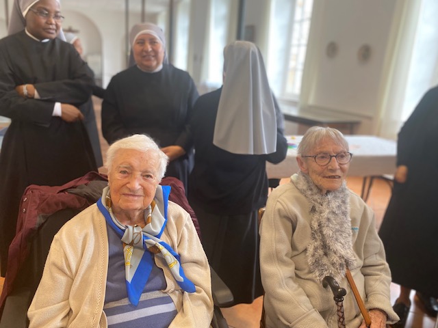 Personnes âgées et petites soeurs dans une pièce