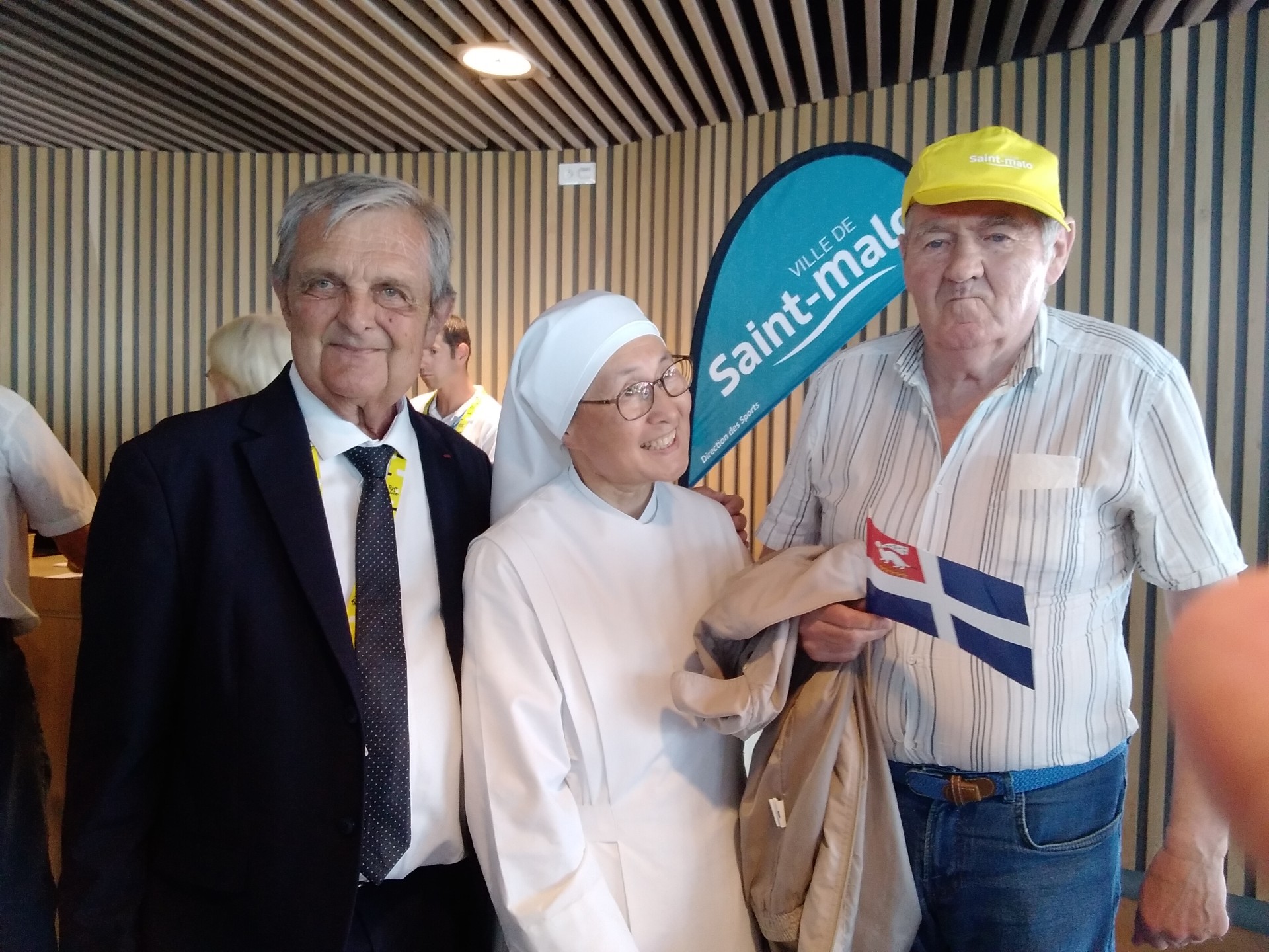 Personnes âgée marie et petite soeur qui soutiennent le tour de France