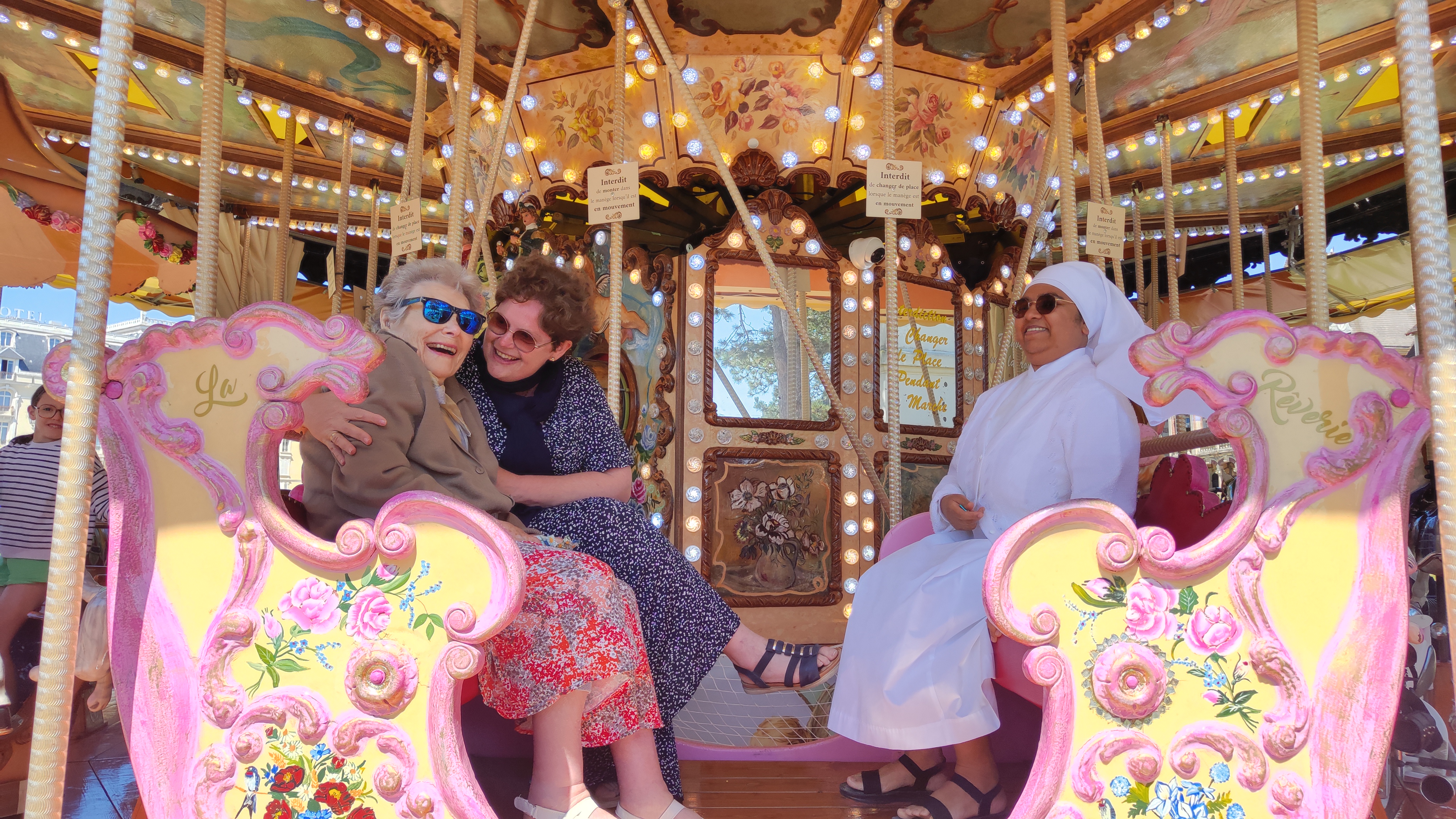 Personnes âgées et une petite soeur dans un manège