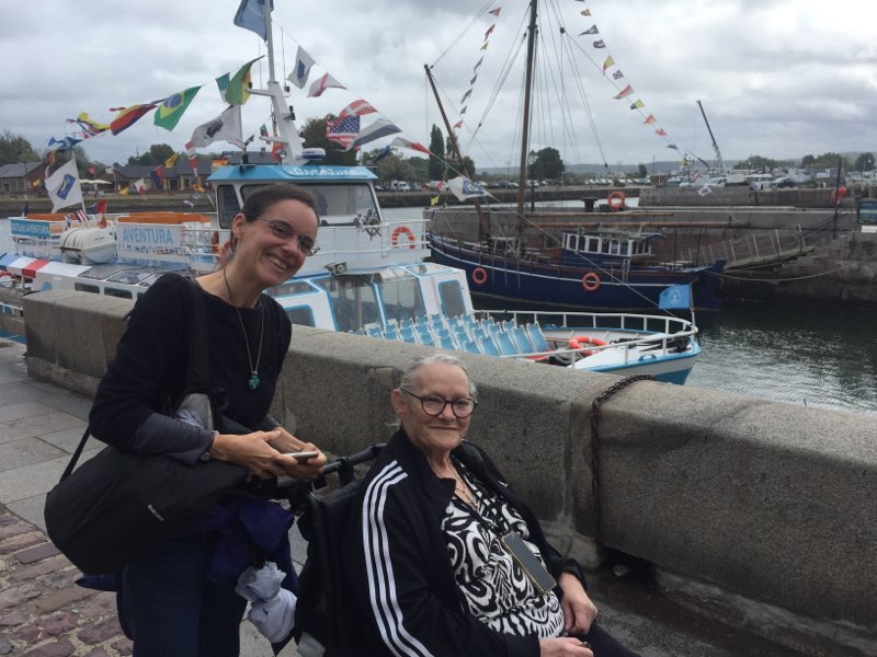 Personne âgée poussée par une jeune sur le port de Honfleur