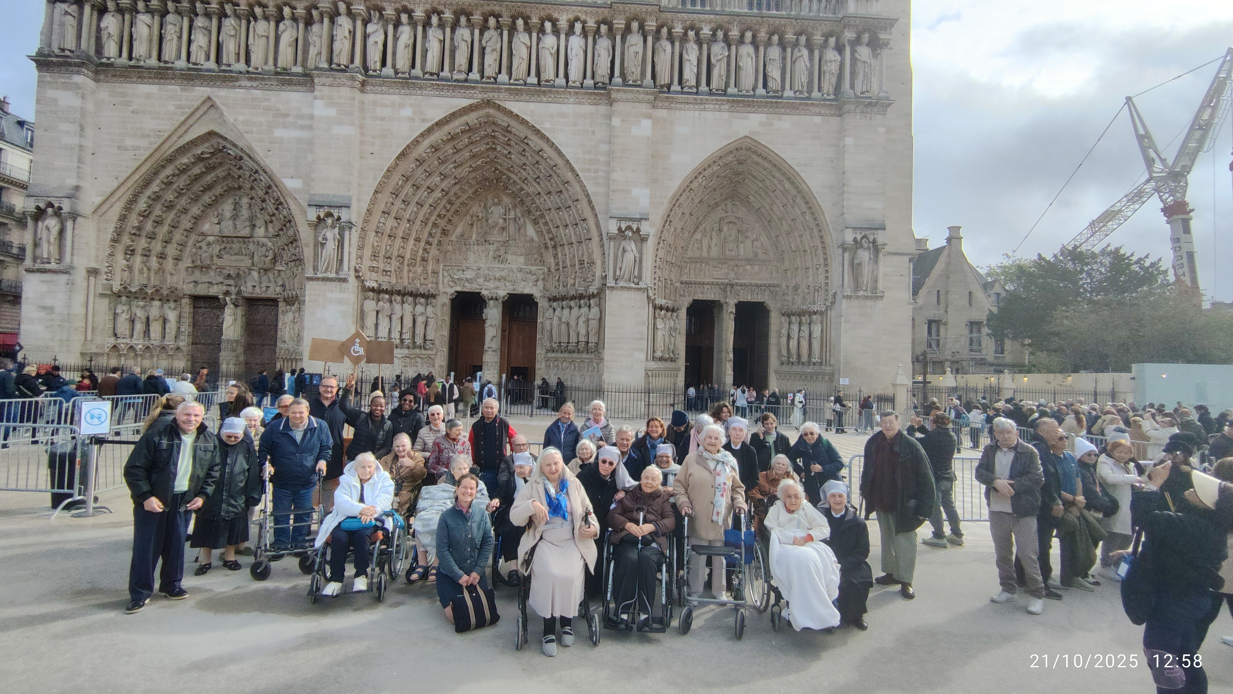 Personnes âgées et petites sœurs devant Notre Dame de Paris