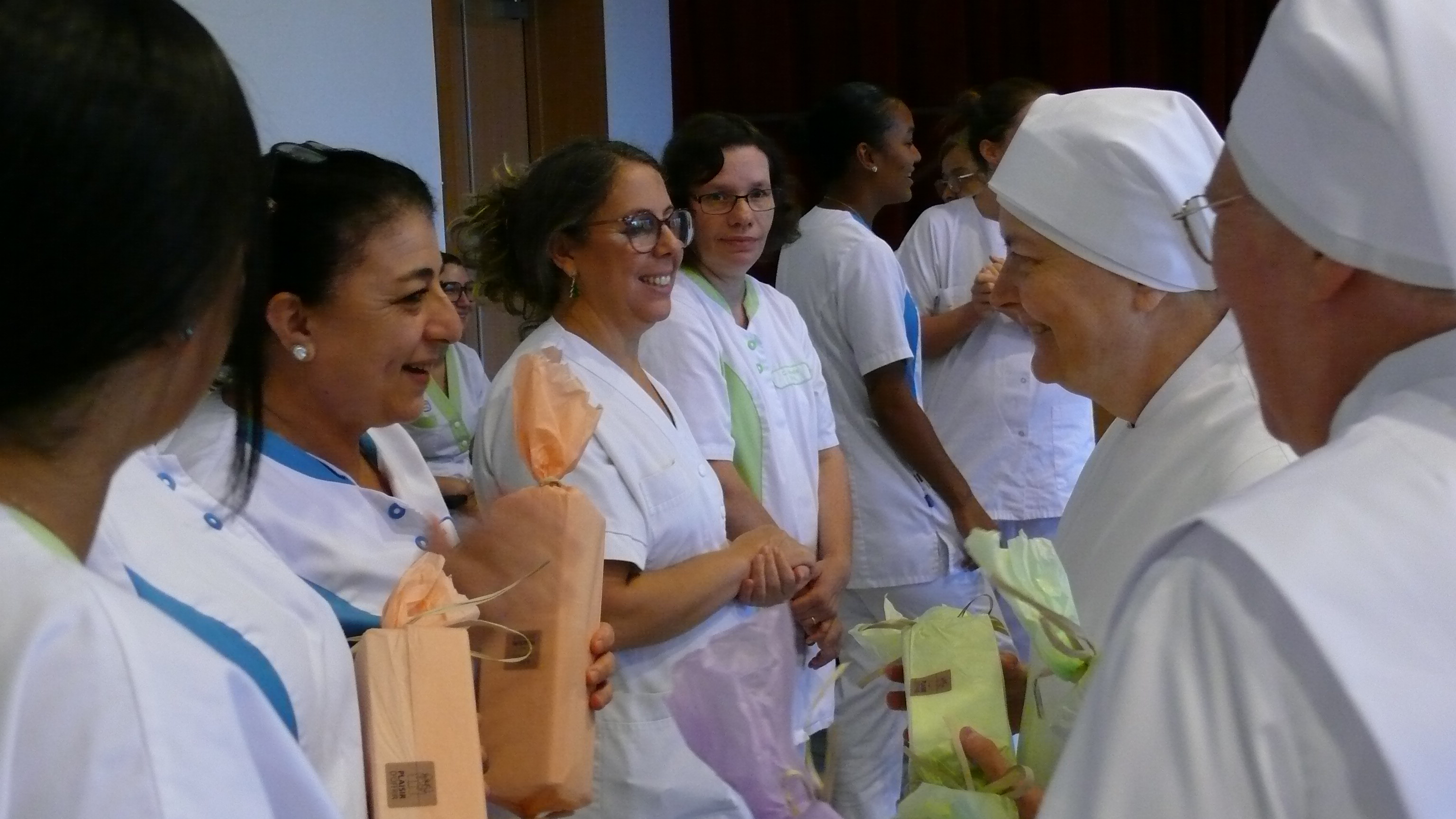 Petite soeur qui offre un cadeau à du personnel soignant