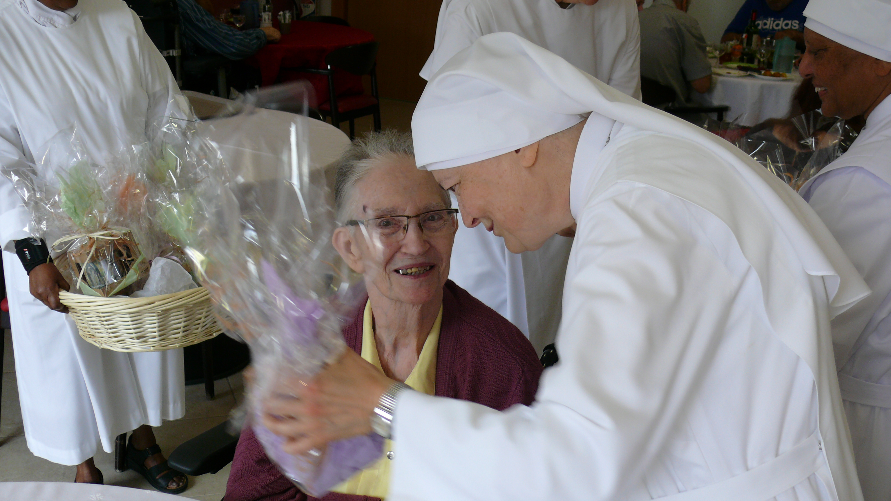Petite soeur qui offre un cadeau à une personne âgée