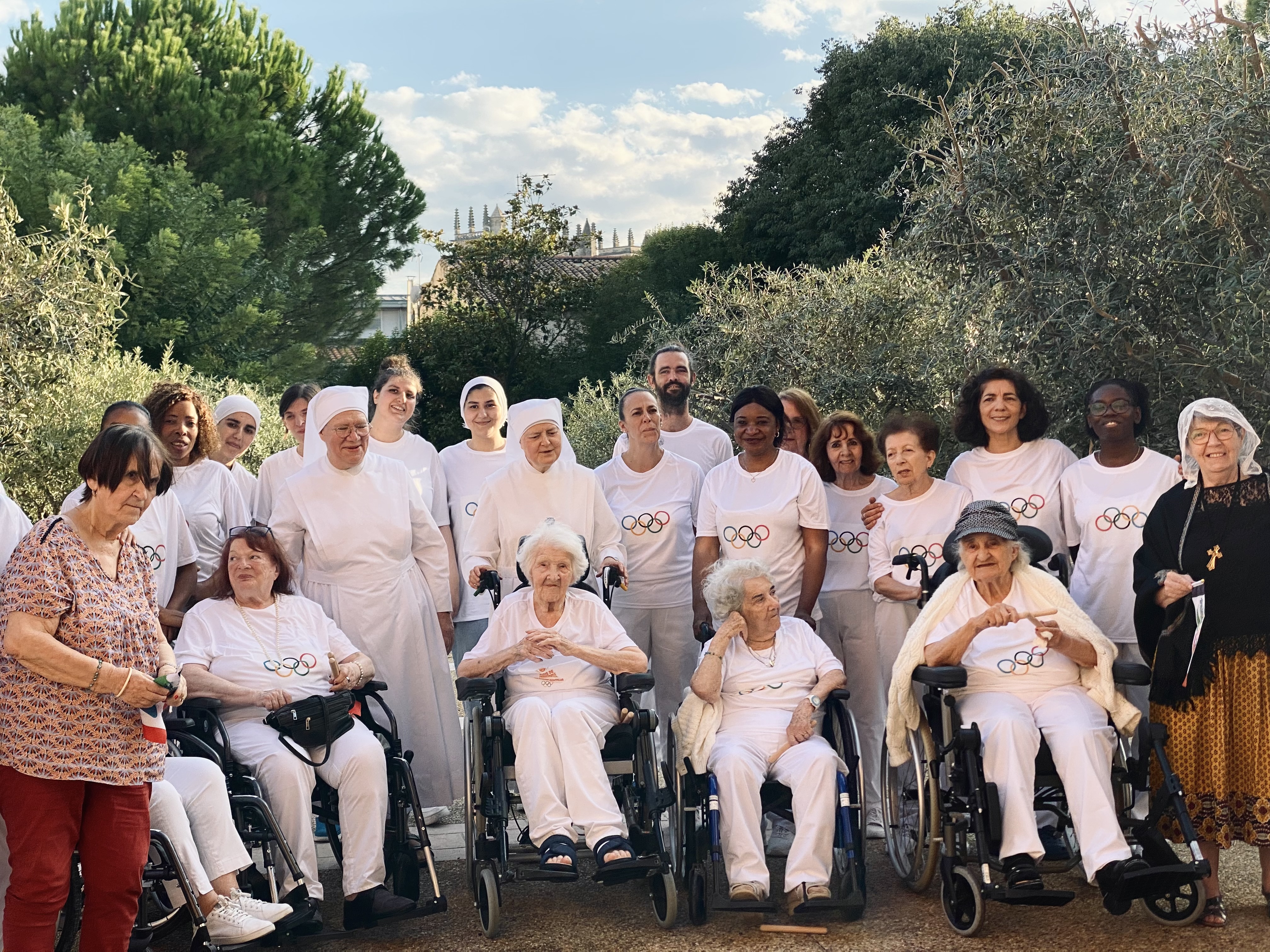 Personnes âgées avec des t-shirt des JO