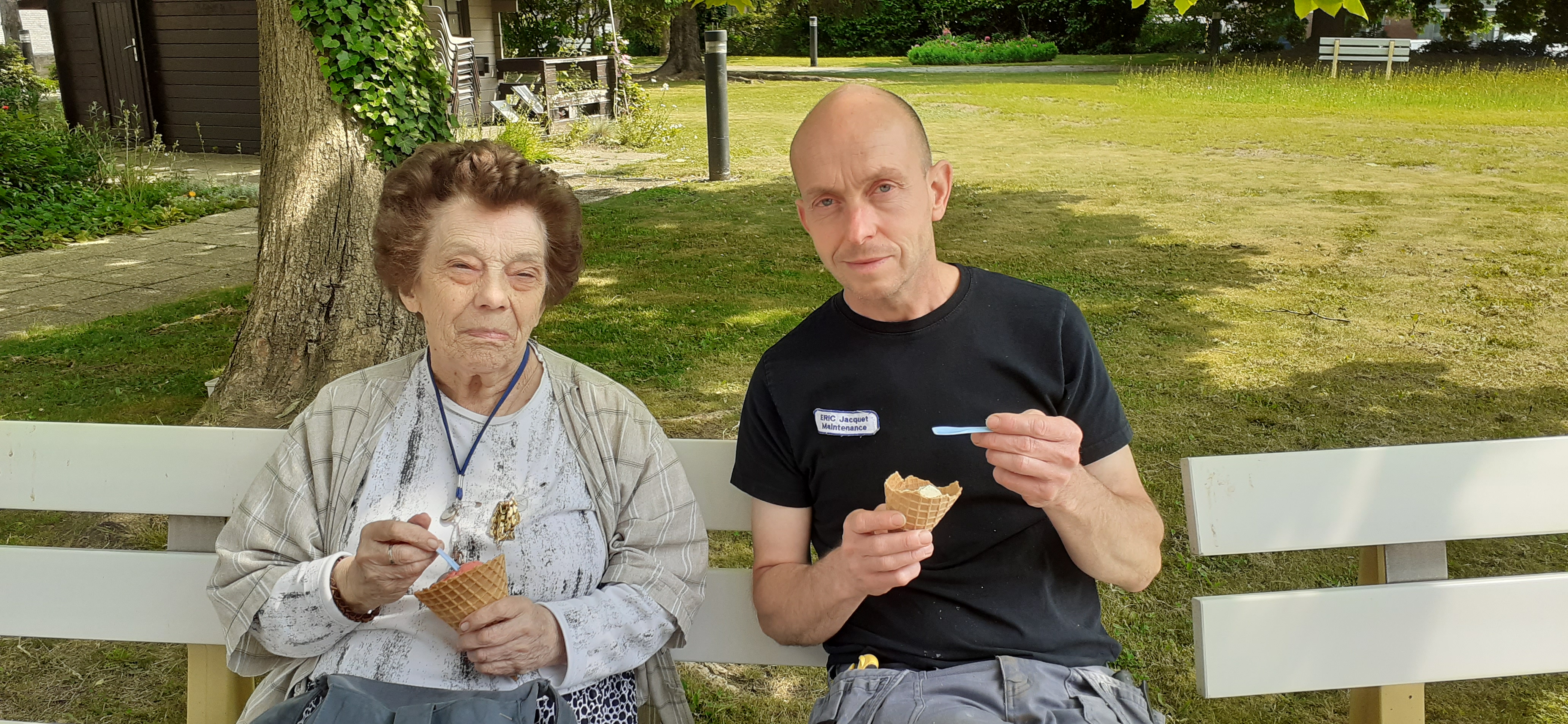 Personnes âgées qui mangent une glace