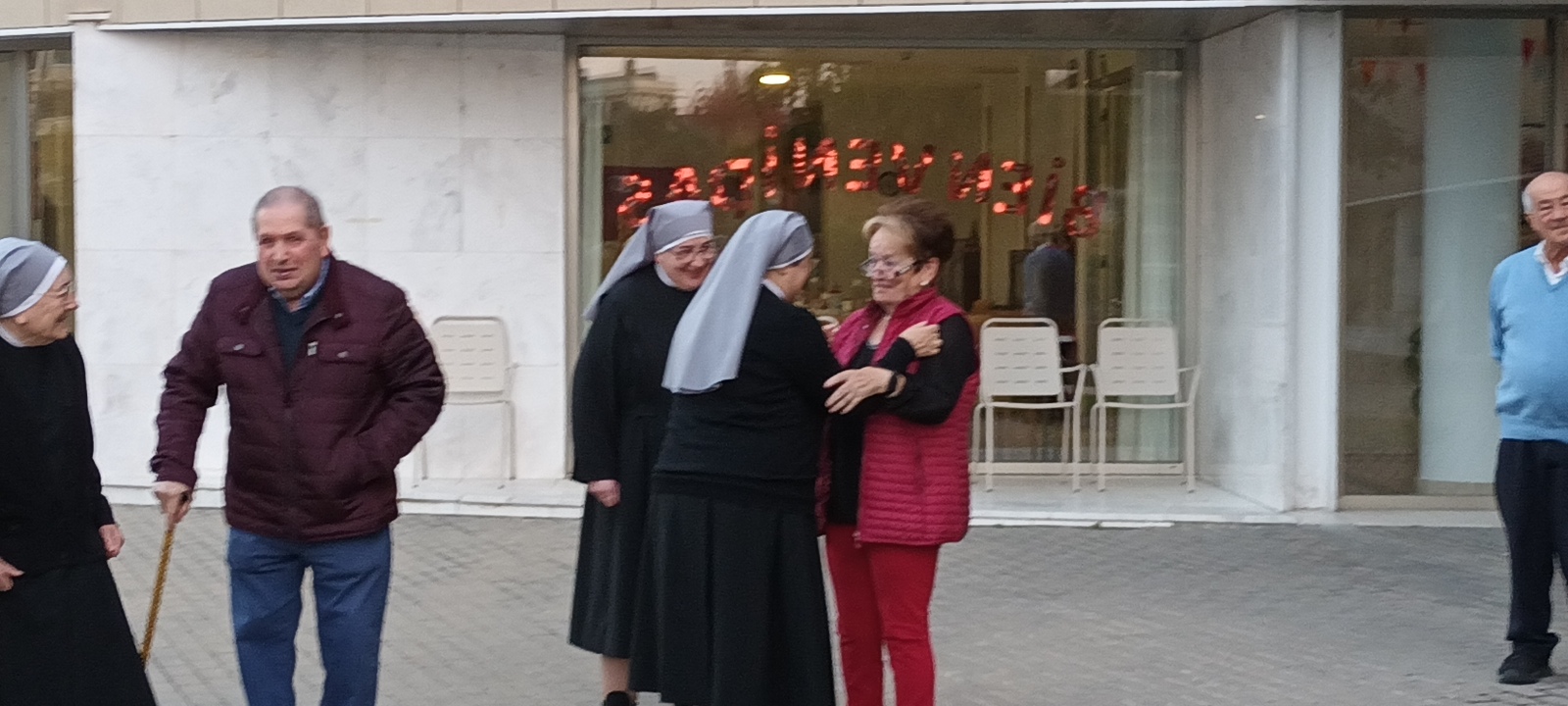 Petites sœurs qui embrasse une personne âgée