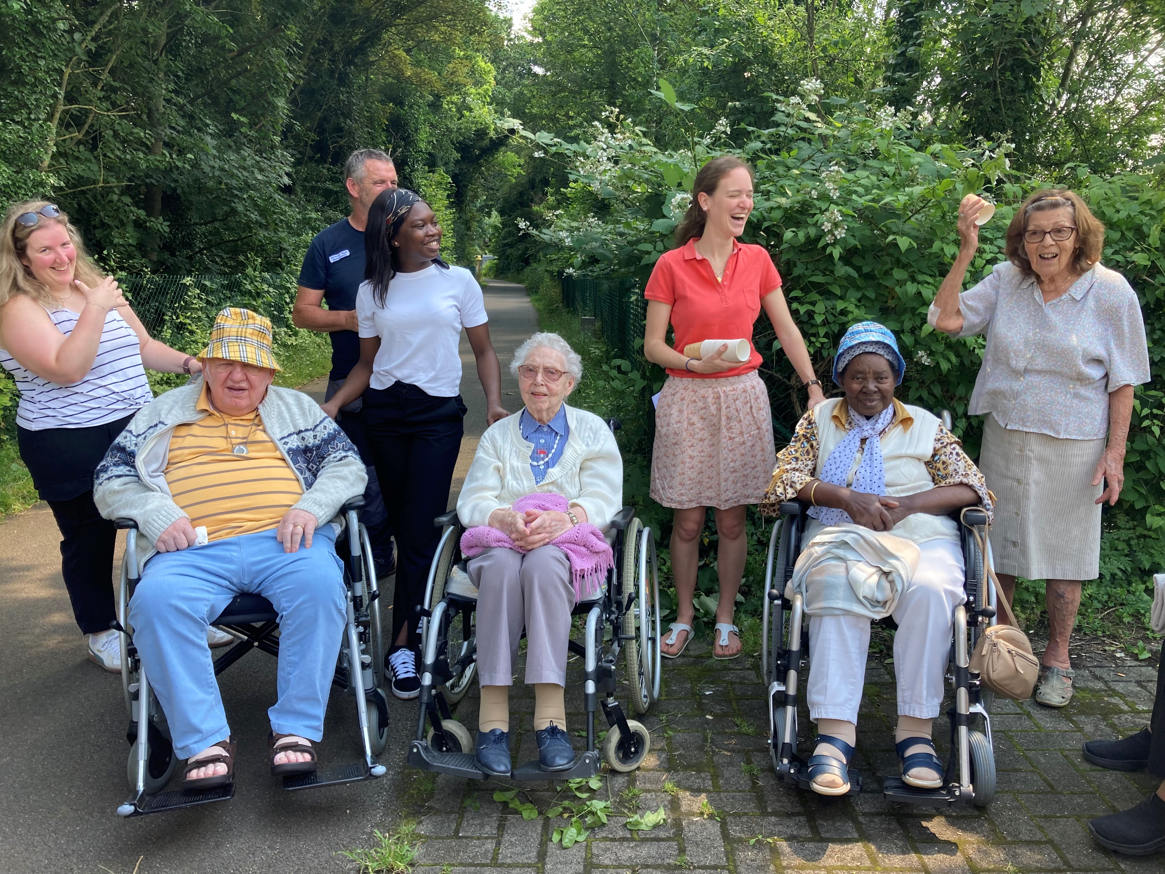 Personnes âgées avec des hommes dans un jardin