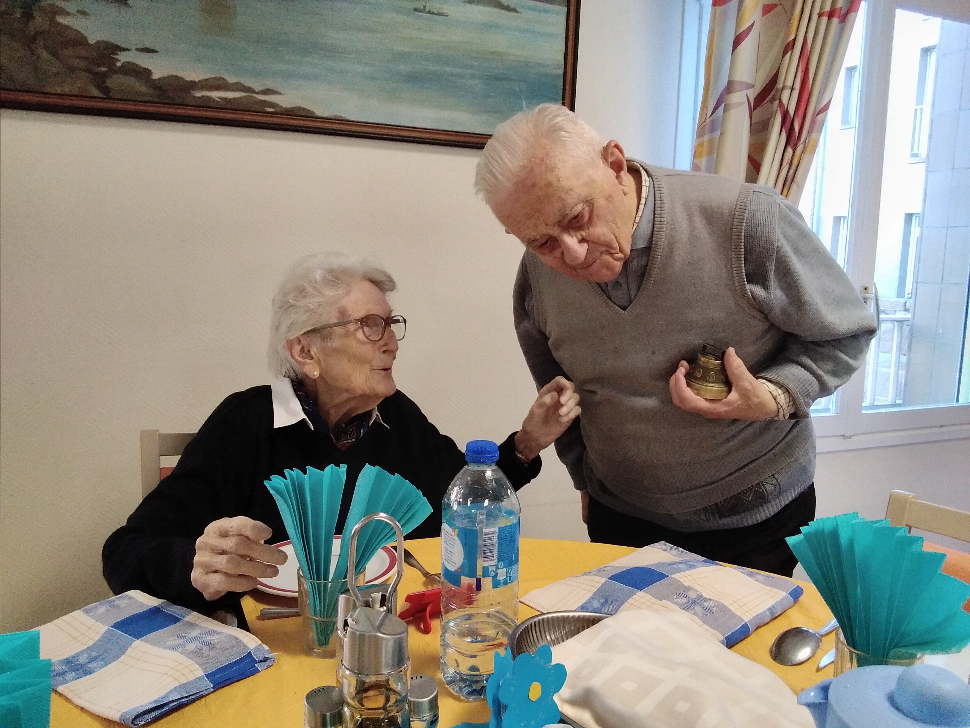 Personnes âgées qui discutent