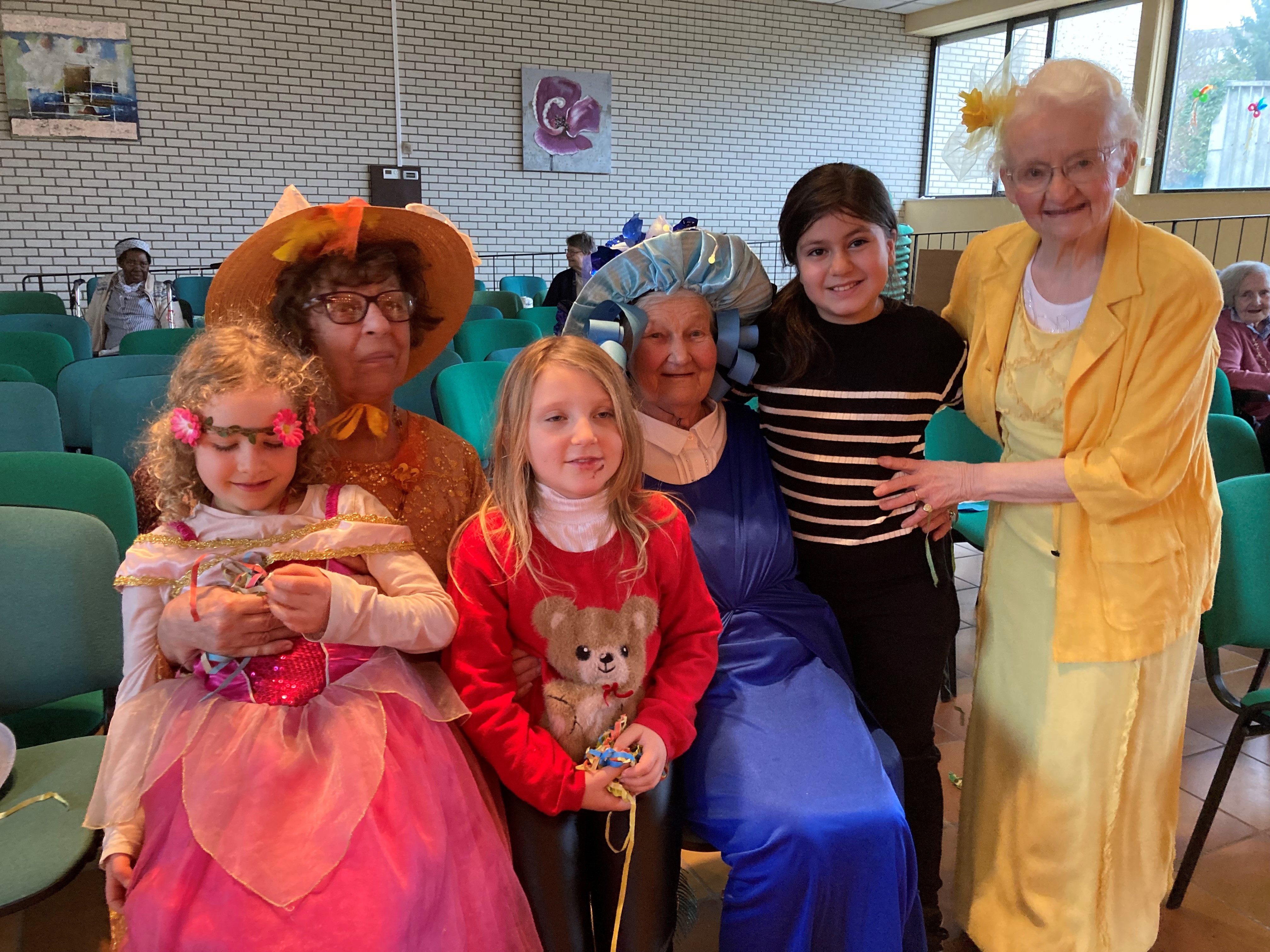 Personnes âgées avec des enfants déguisés