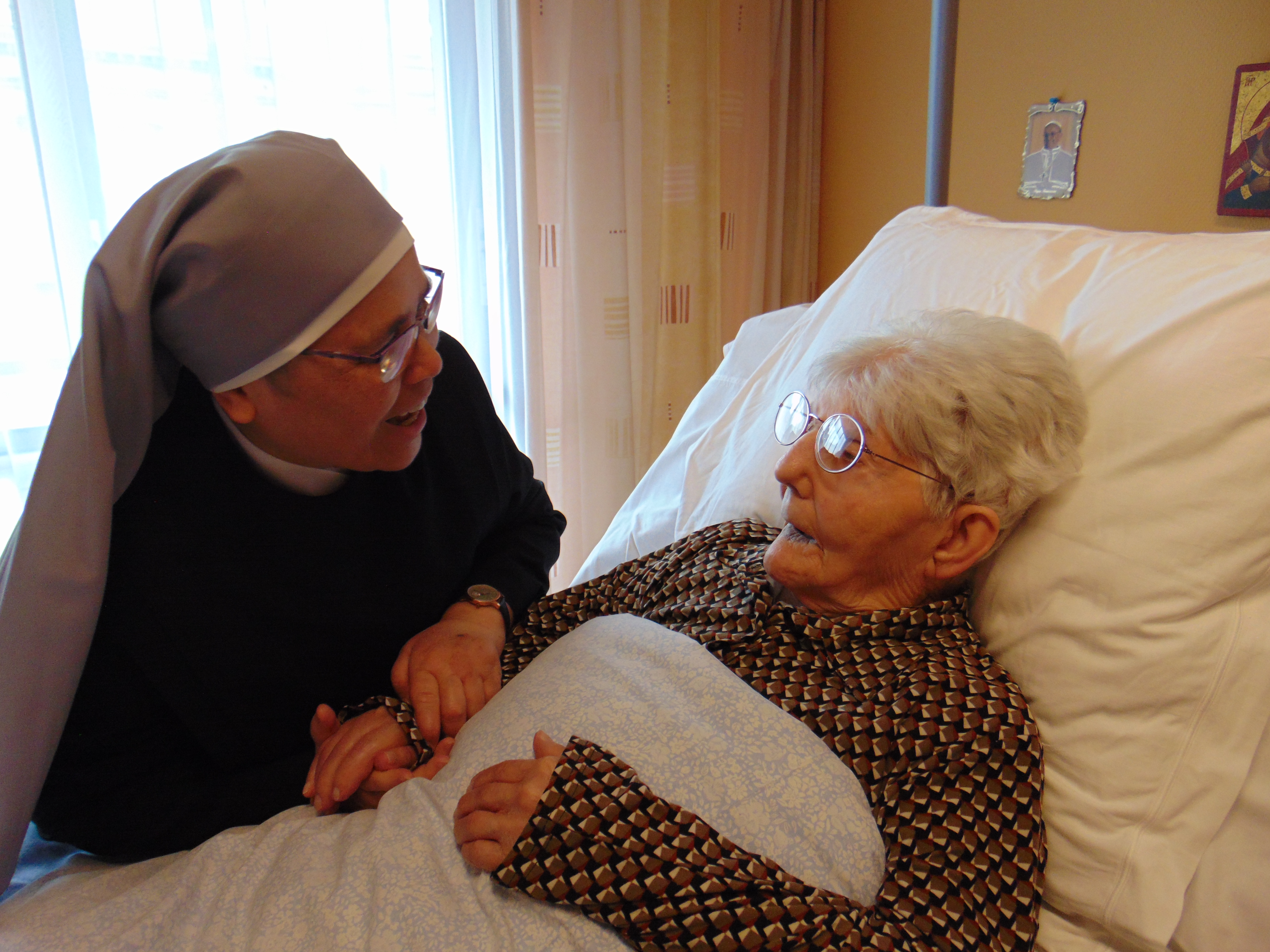 Personne âgée avec une petite soeur