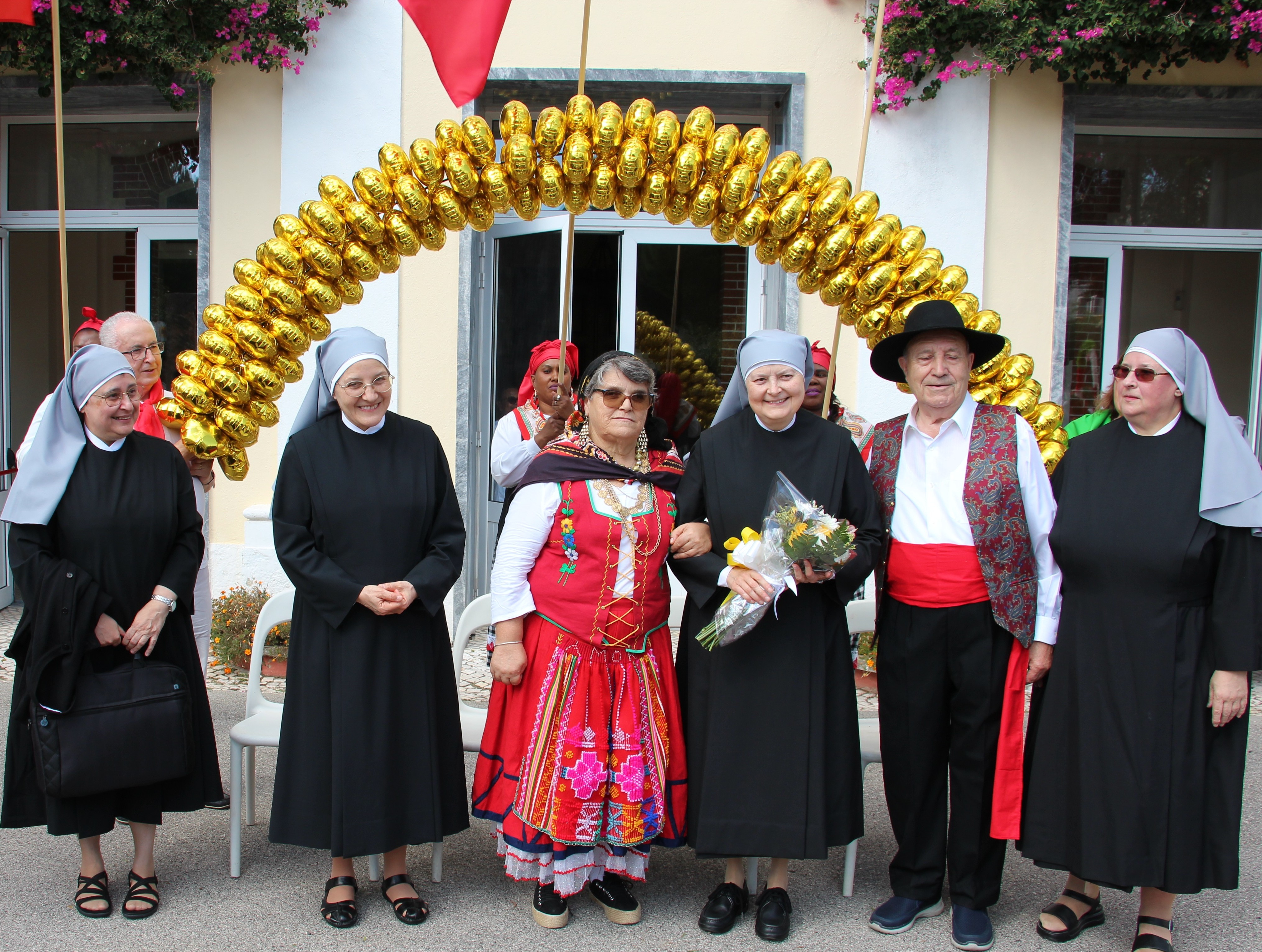 Petites sœurs et personnes âgées déguisées en costumes traditionnels portuguais
