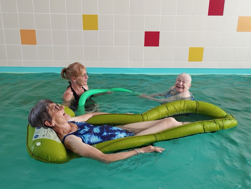Deux personnes âgées qui font de la balnéothérapie dans l'eau