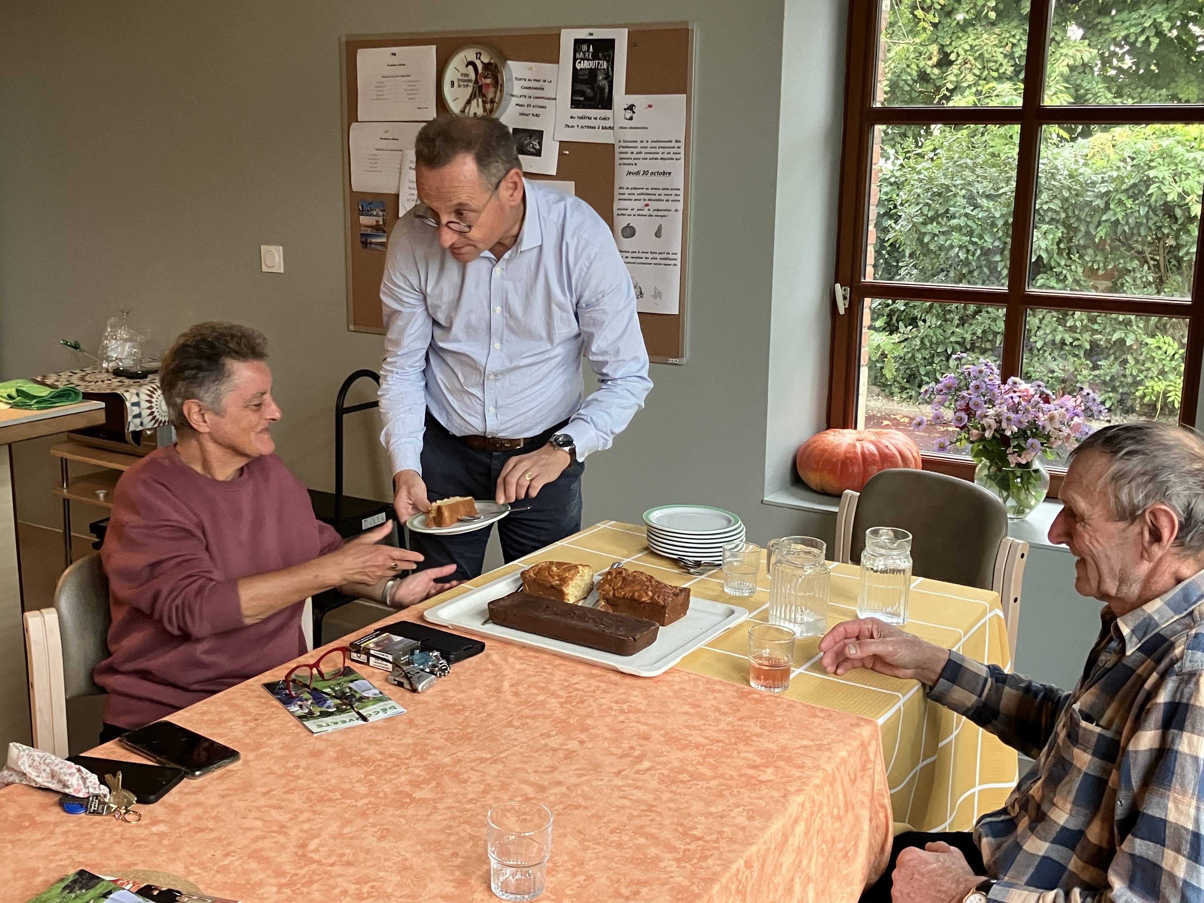 Personnes âgées qui mangent du gâteau
