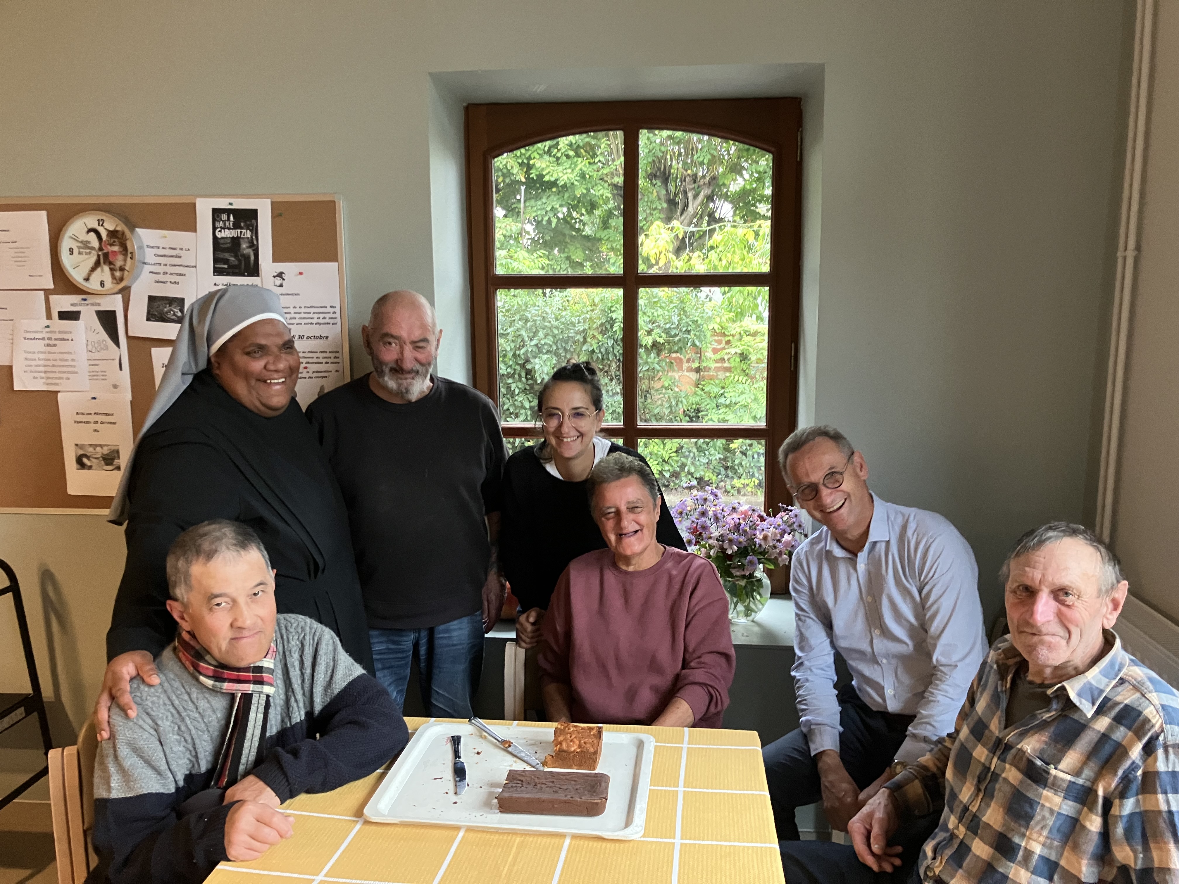 Personnes âgées dans une salle à manger