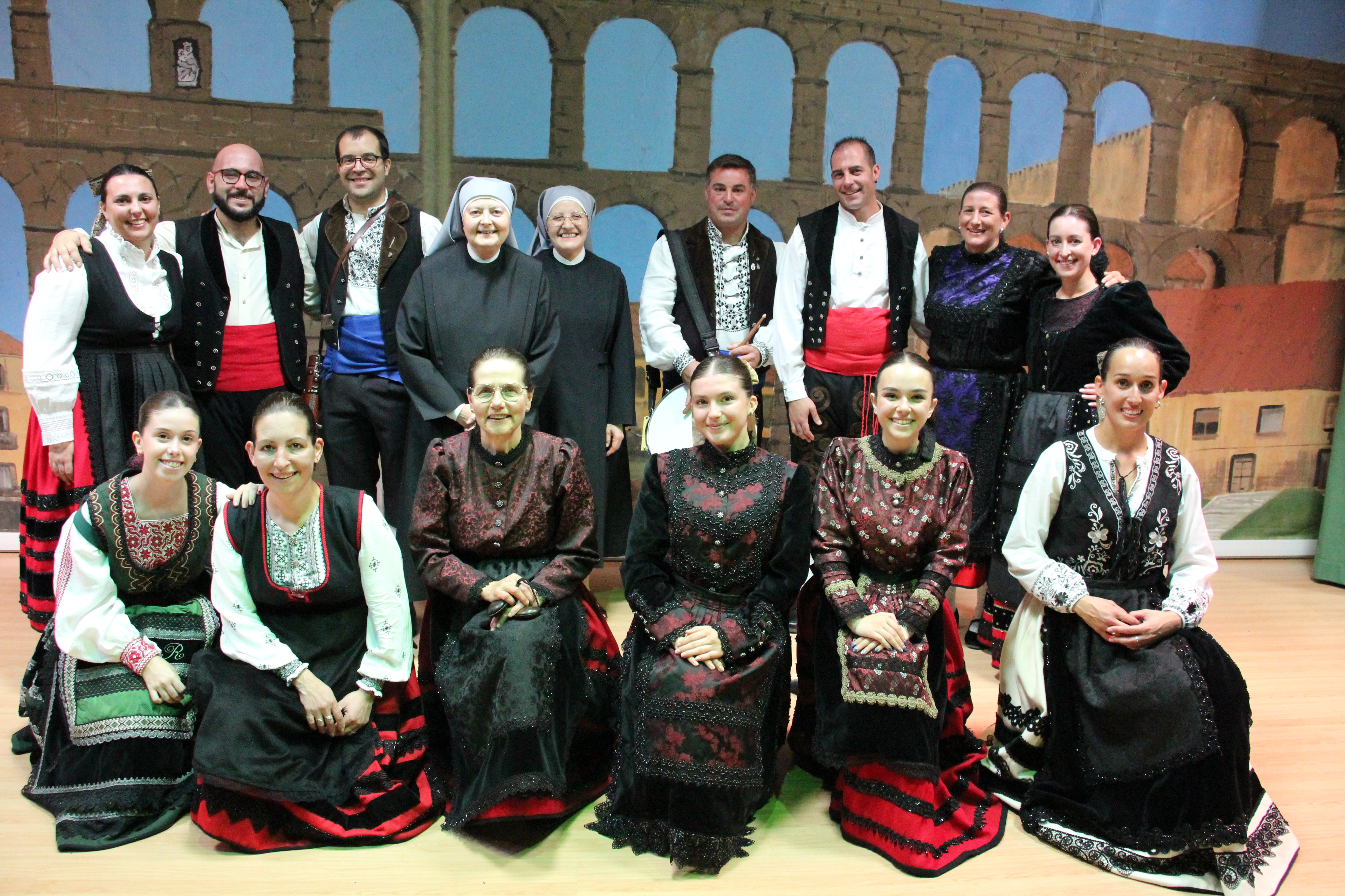 Personnes en costumes traditionnels avec une petite sœur