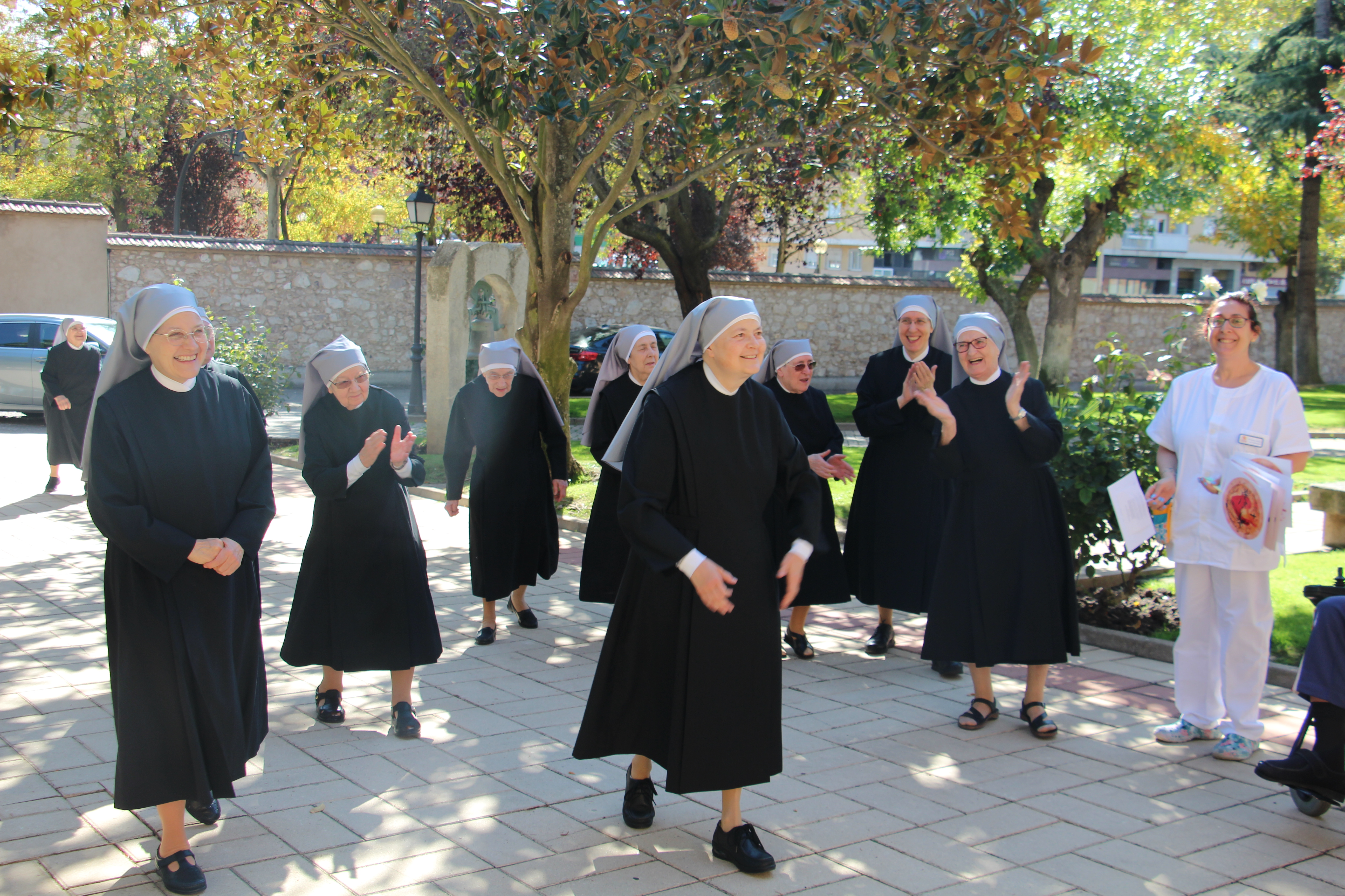 Petites soeurs qui marchent vers une maison