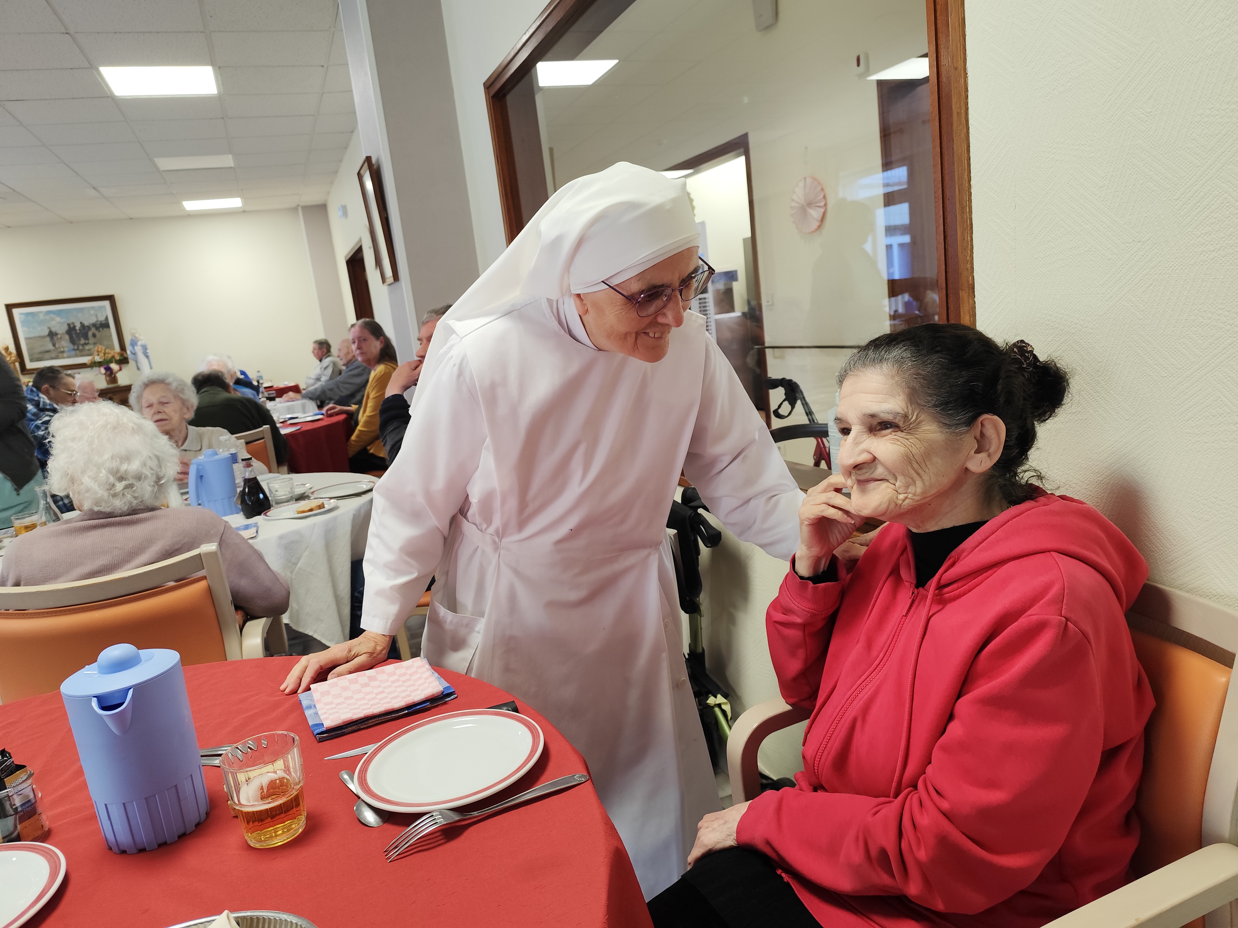 Personne âgée et petite soeur qui discutent