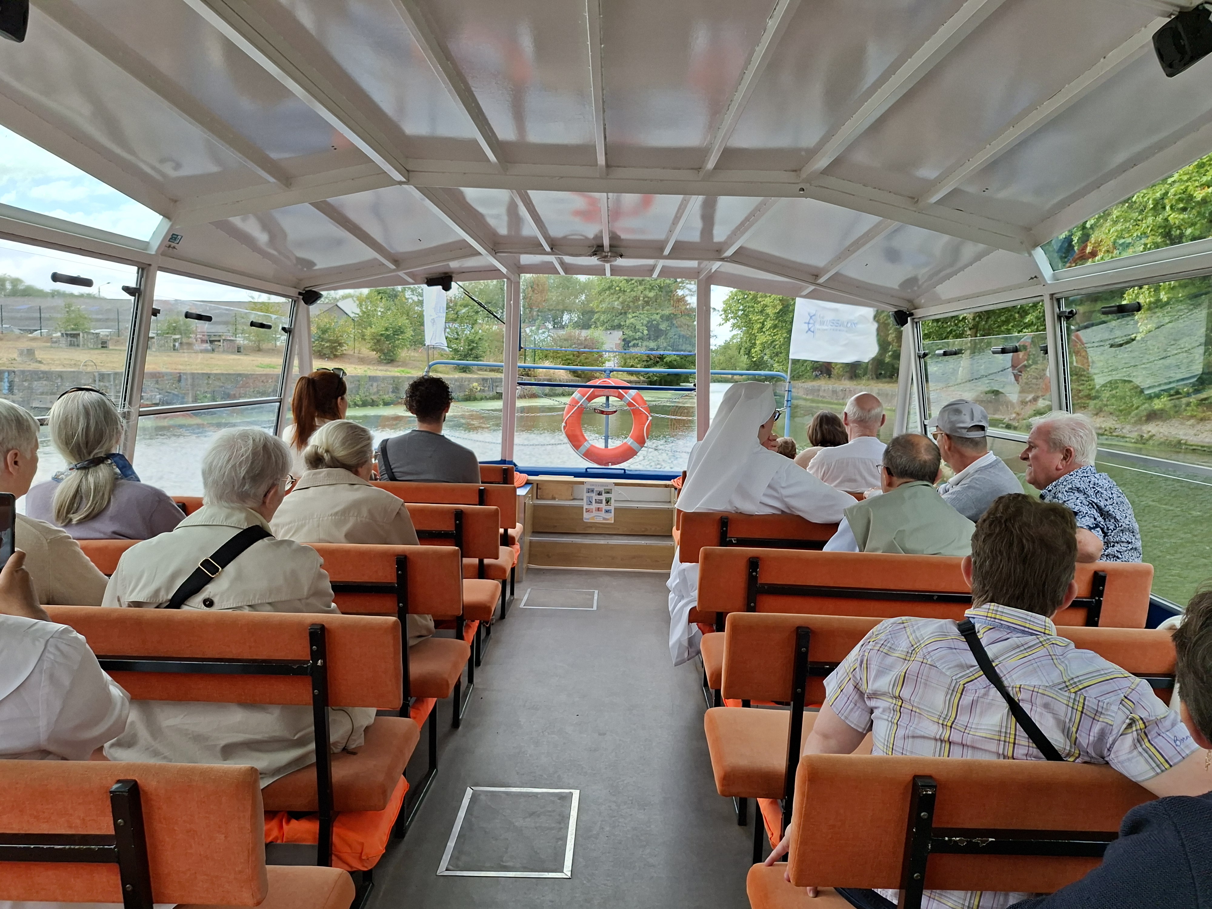 Personnes âgées de dos dans un bateau mouche