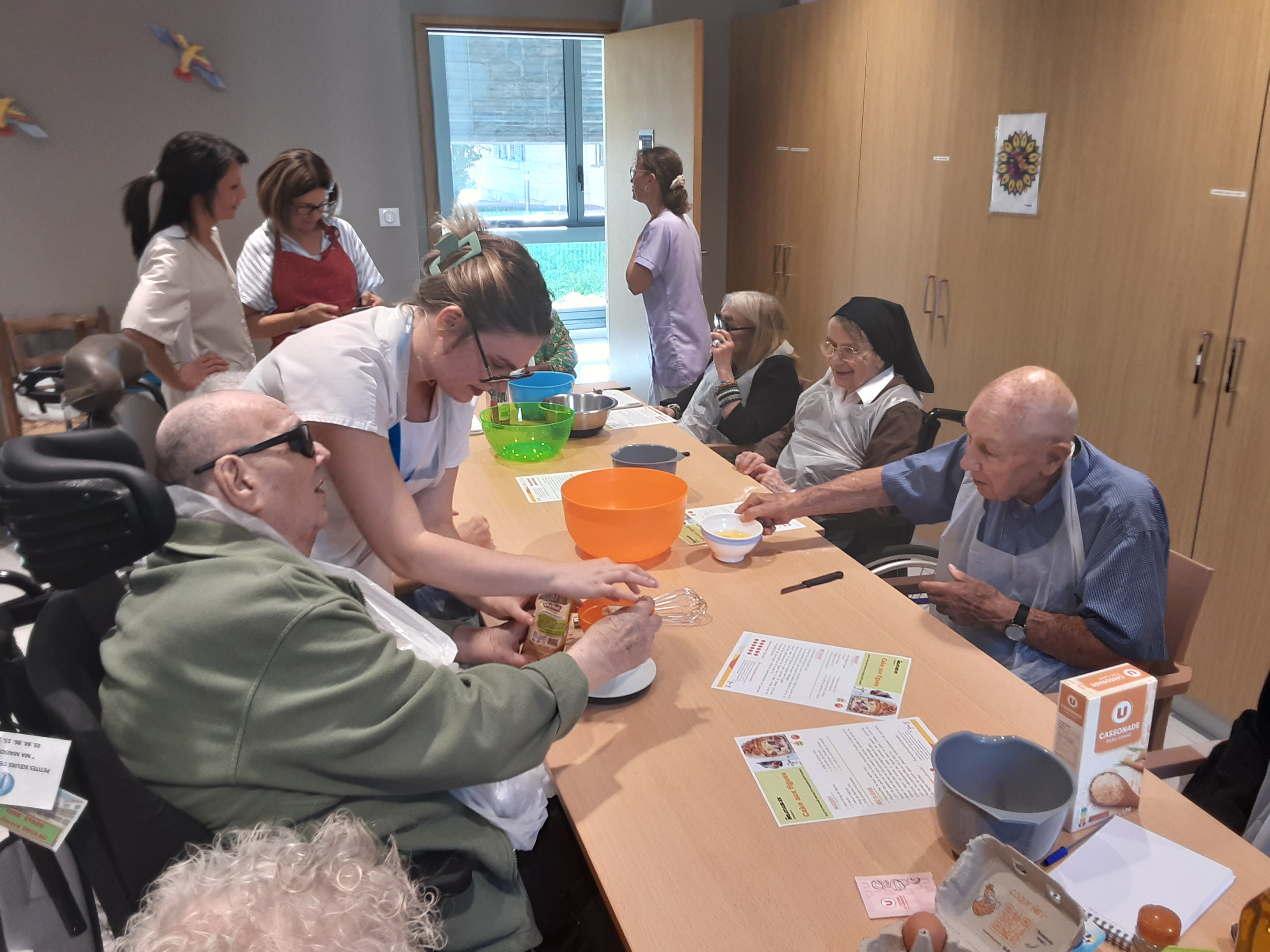 Personnes âgées qui font de la cuisine
