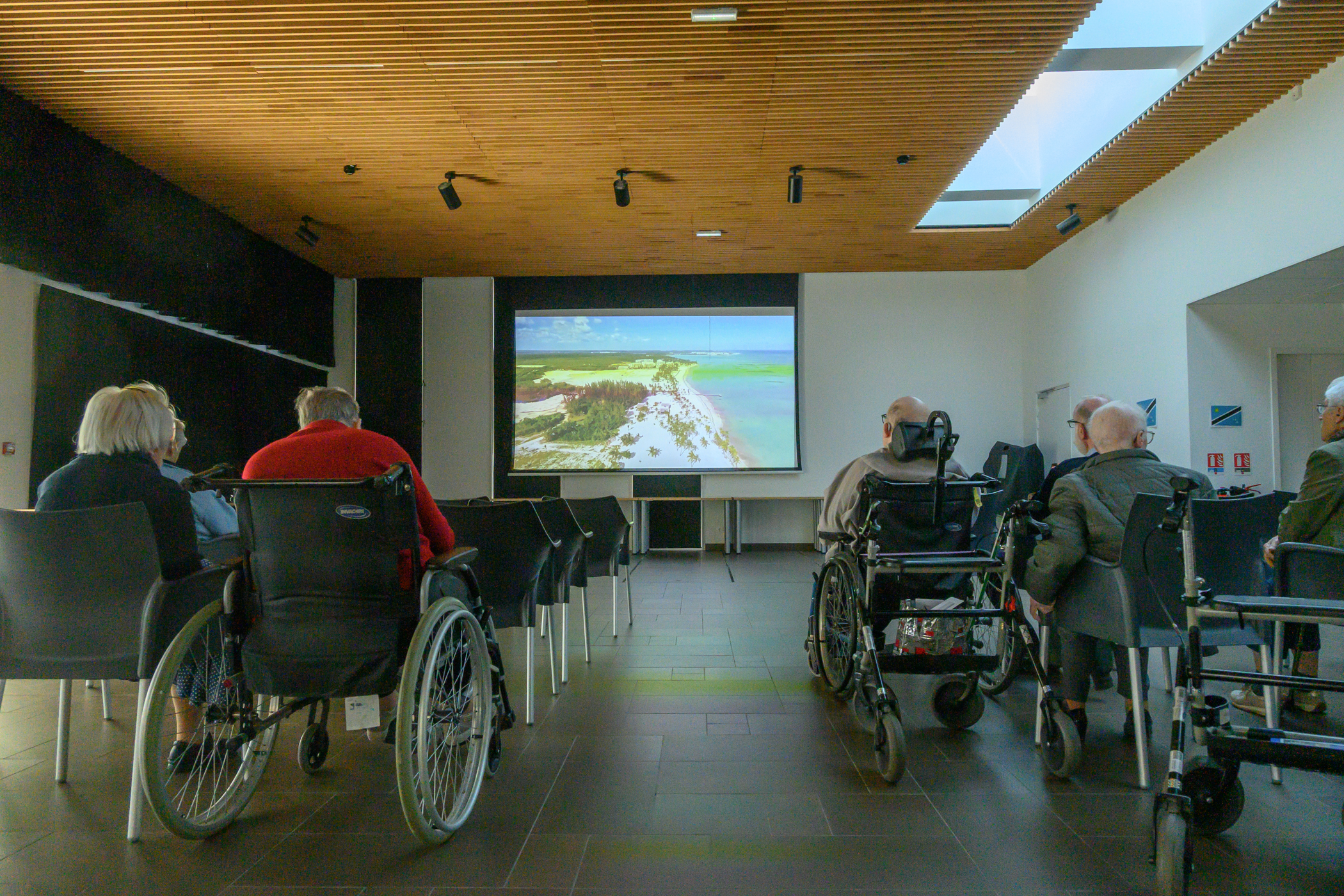 Personnes âgées devant un film