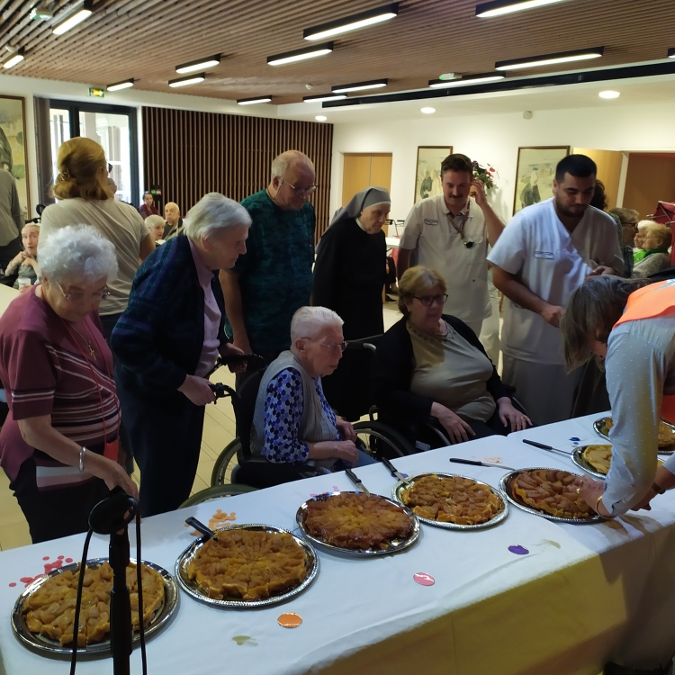 Personnes âgées qui jugent des tartes tatins